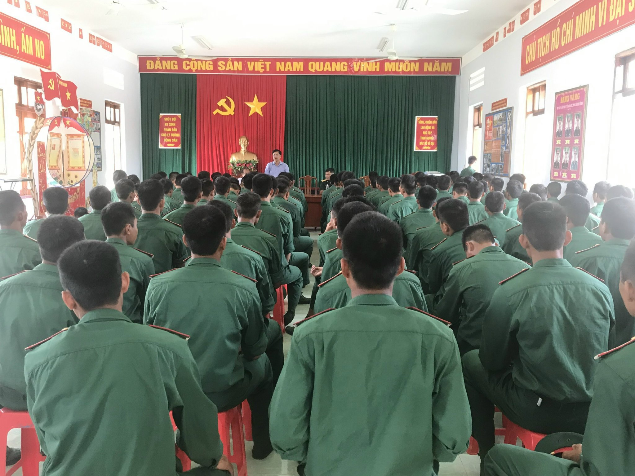 Lãnh đạo huyện dự Lễ tuyên thệ chiến sĩ mới năm 2022