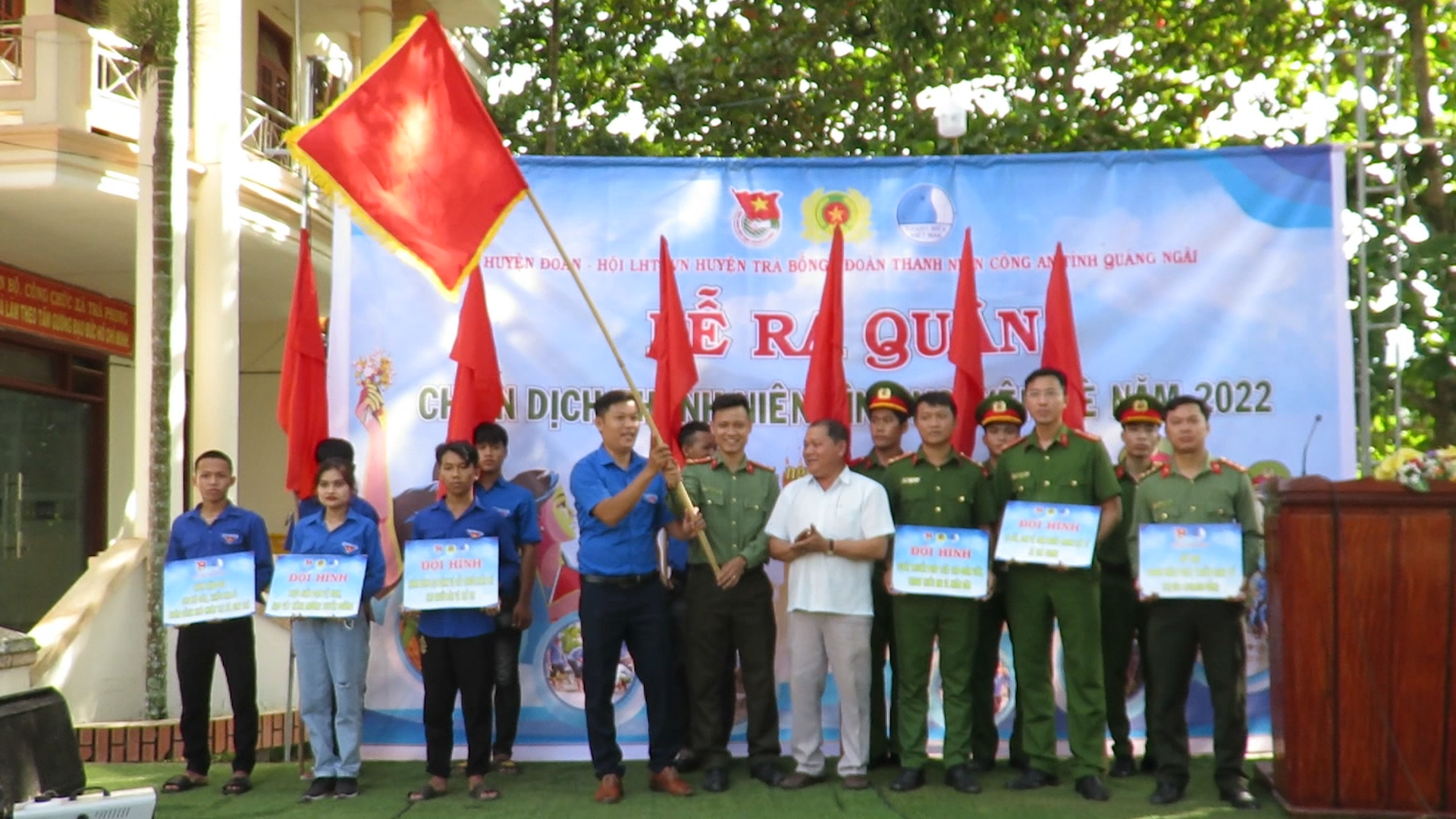Tuổi trẻ Trà Bồng tổ chức Lễ phát động và ra quân hưởng ứng chiến dịch Thanh niên tình nguyện hè năm 2022