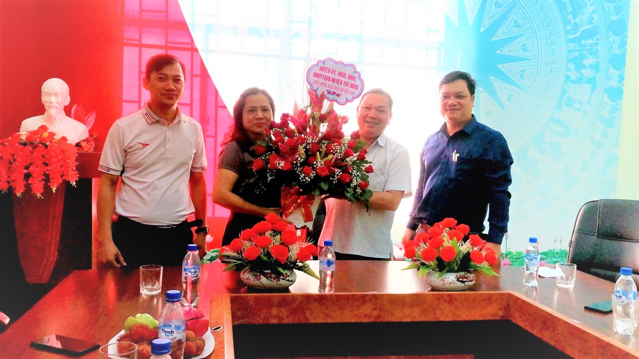 PCT UBND huyện Hồ Văn Thịnh thăm, chúc mừng Trung tâm TT-VH-TT huyện nhân...