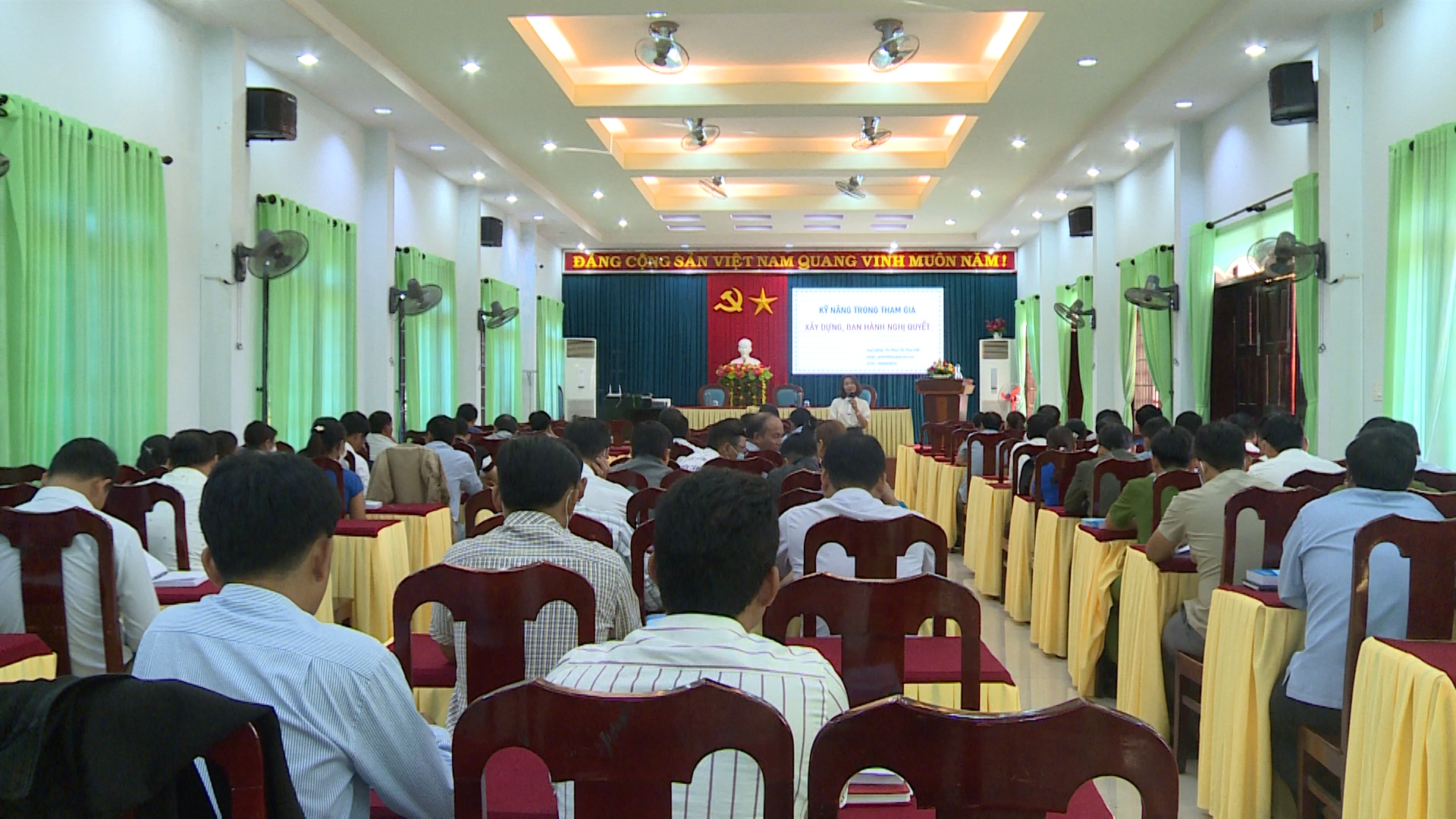 Huyện Trà Bồng bồi dưỡng kiến thức và kỹ năng hoạt động cho 313 đại biểu HĐND cấp xã nhiệm kỳ 2021 – 2026