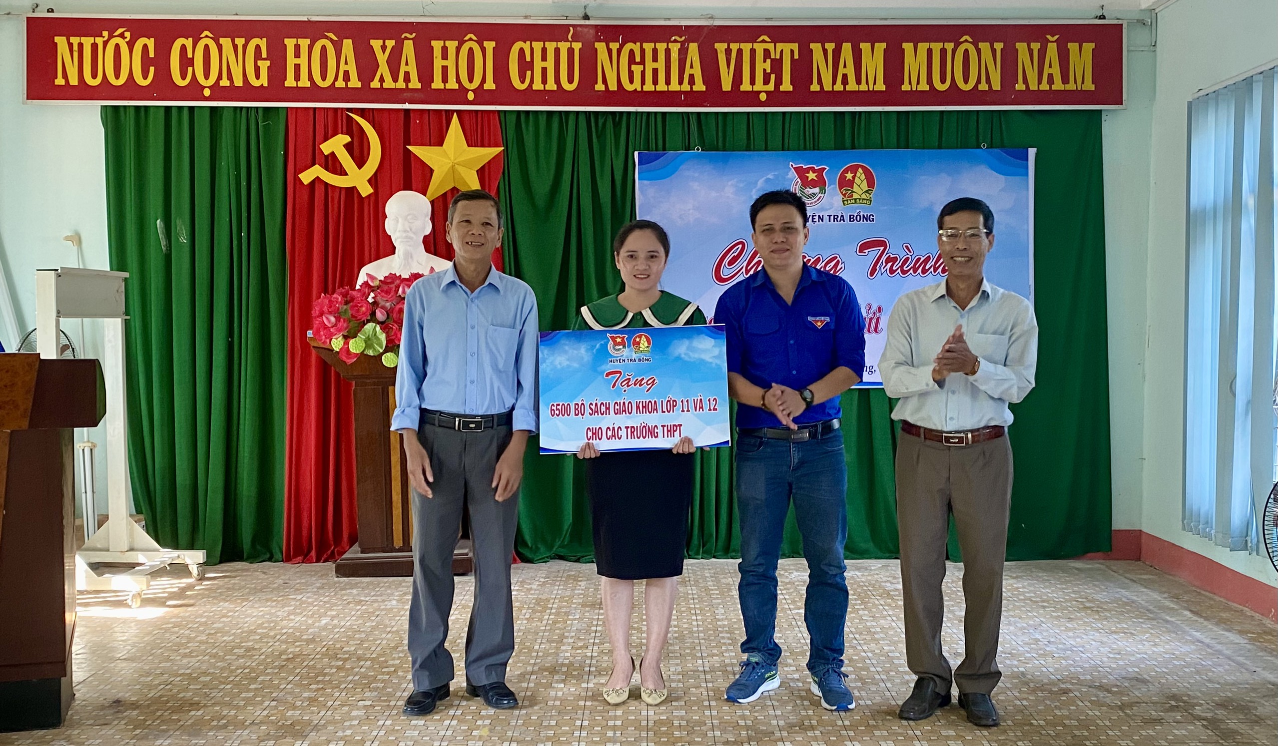 Huyện đoàn Trà Bồng tổ chức Chương trình “Trao kiến thức – Gửi yêu thương” năm 2022