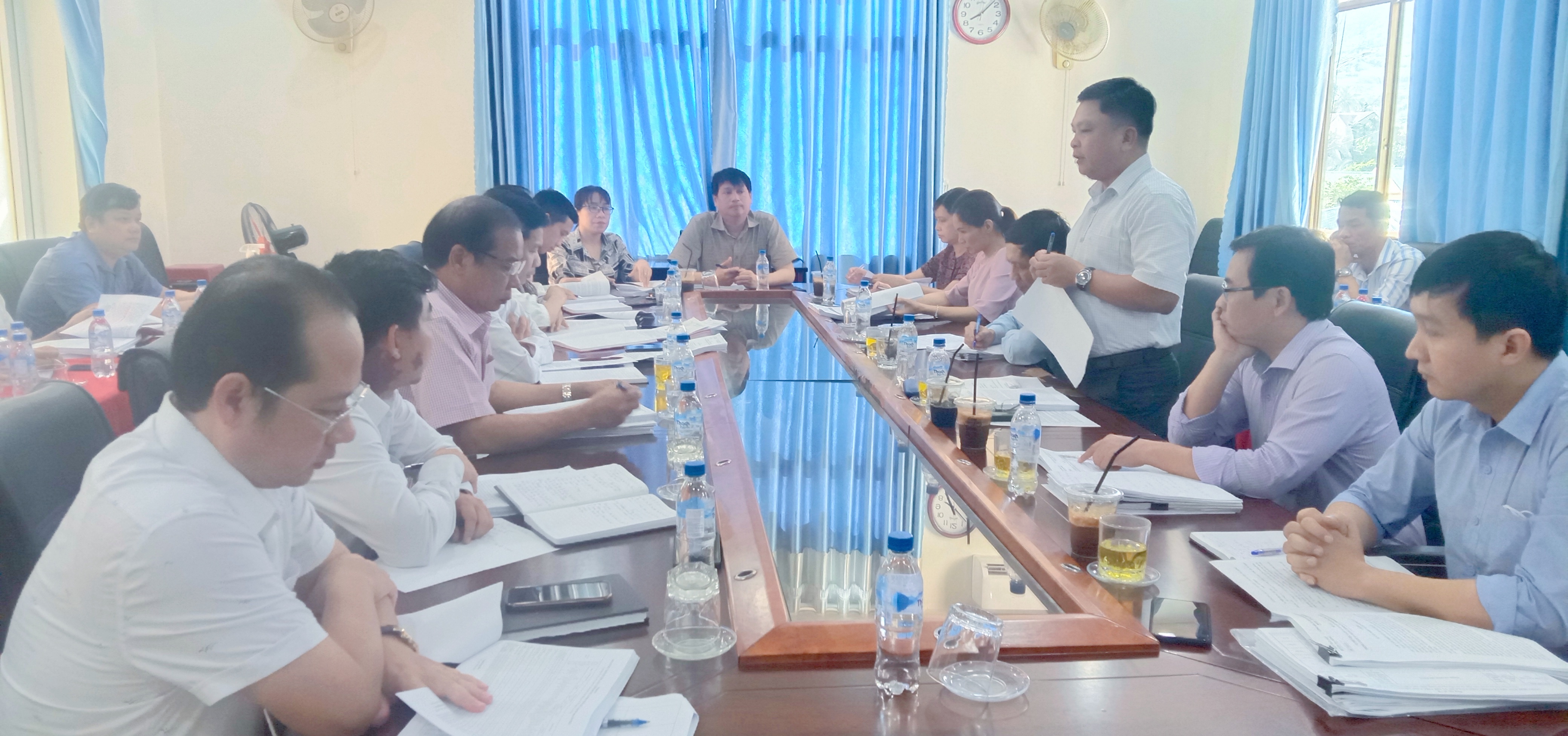 Họp thông qua dự thảo Đề án vị trí việc làm trong các cơ quan, tổ chức hành chính huyện theo Hướng dẫn số 56 của Sở Nội vụ tỉnh Quảng Ngãi