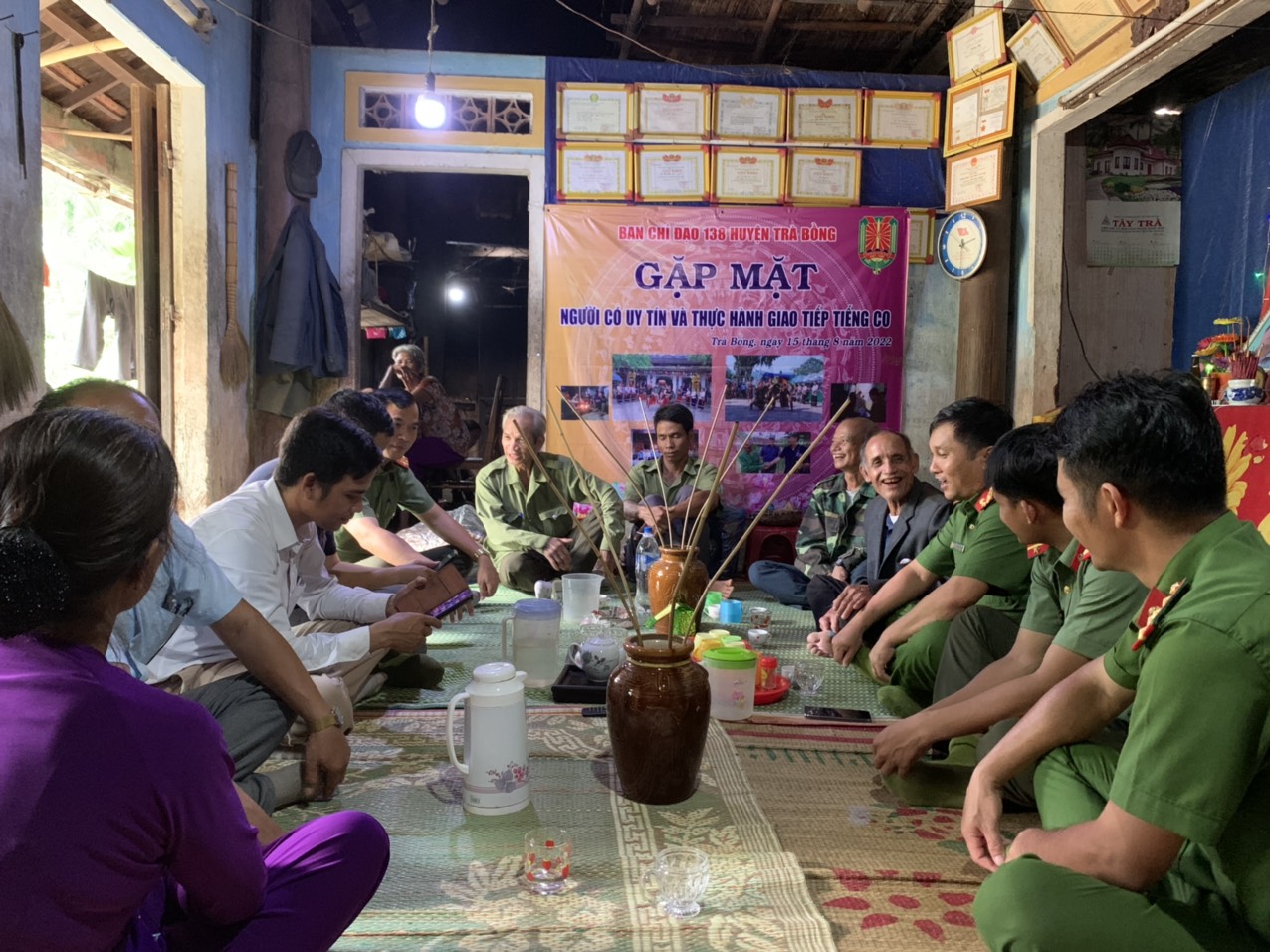 Công an huyện Trà Bồng gặp gỡ, thực hành giao tiếp bằng tiếng CO với già làng, người có uy tín