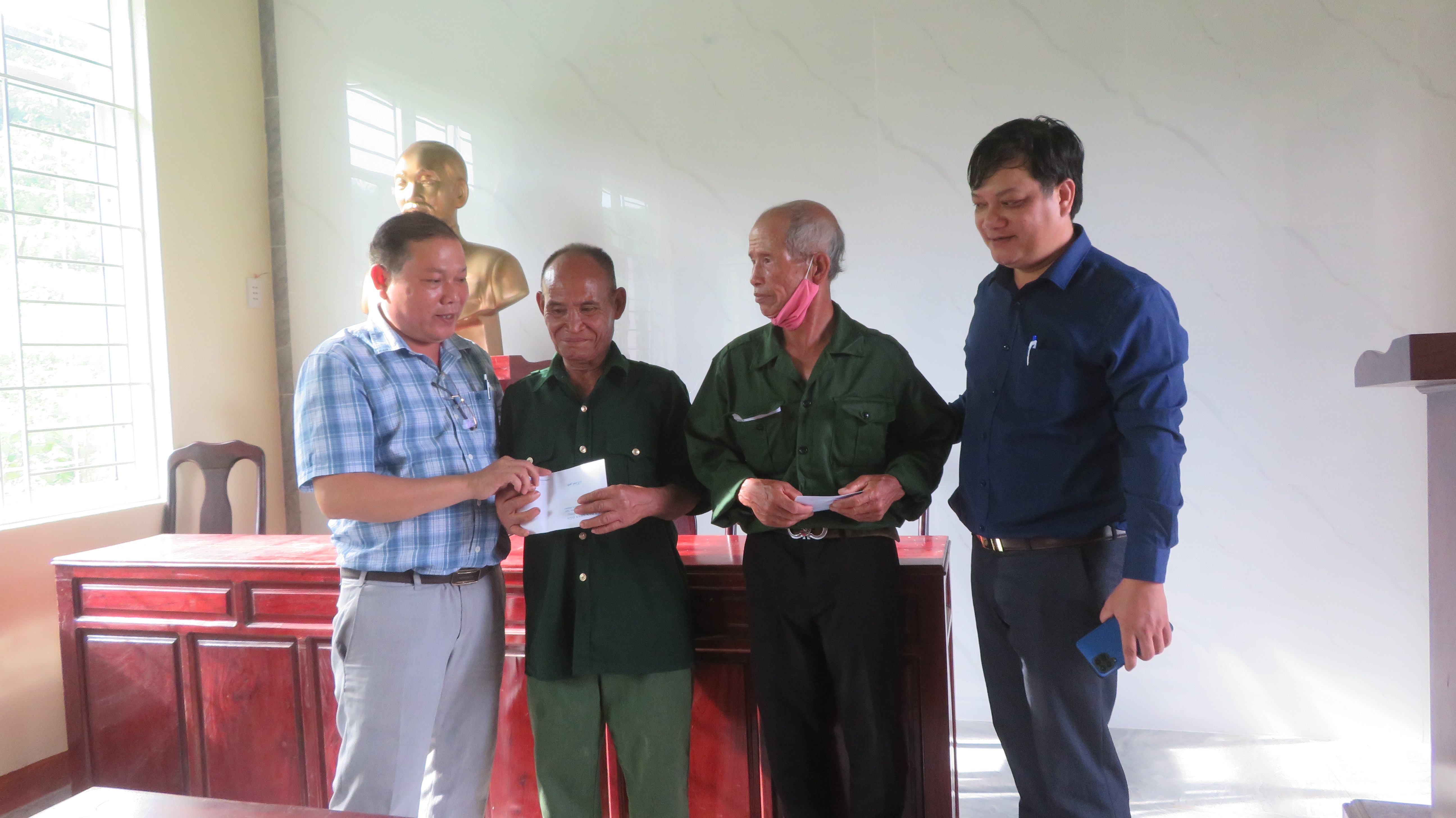 Thăm tặng quà các thương bệnh binh thuộc lực lượng vũ trang C339 nhân kỉ niệm 63 năm Khởi nghĩa Trà Bồng và Miền Tây Quảng Ngãi