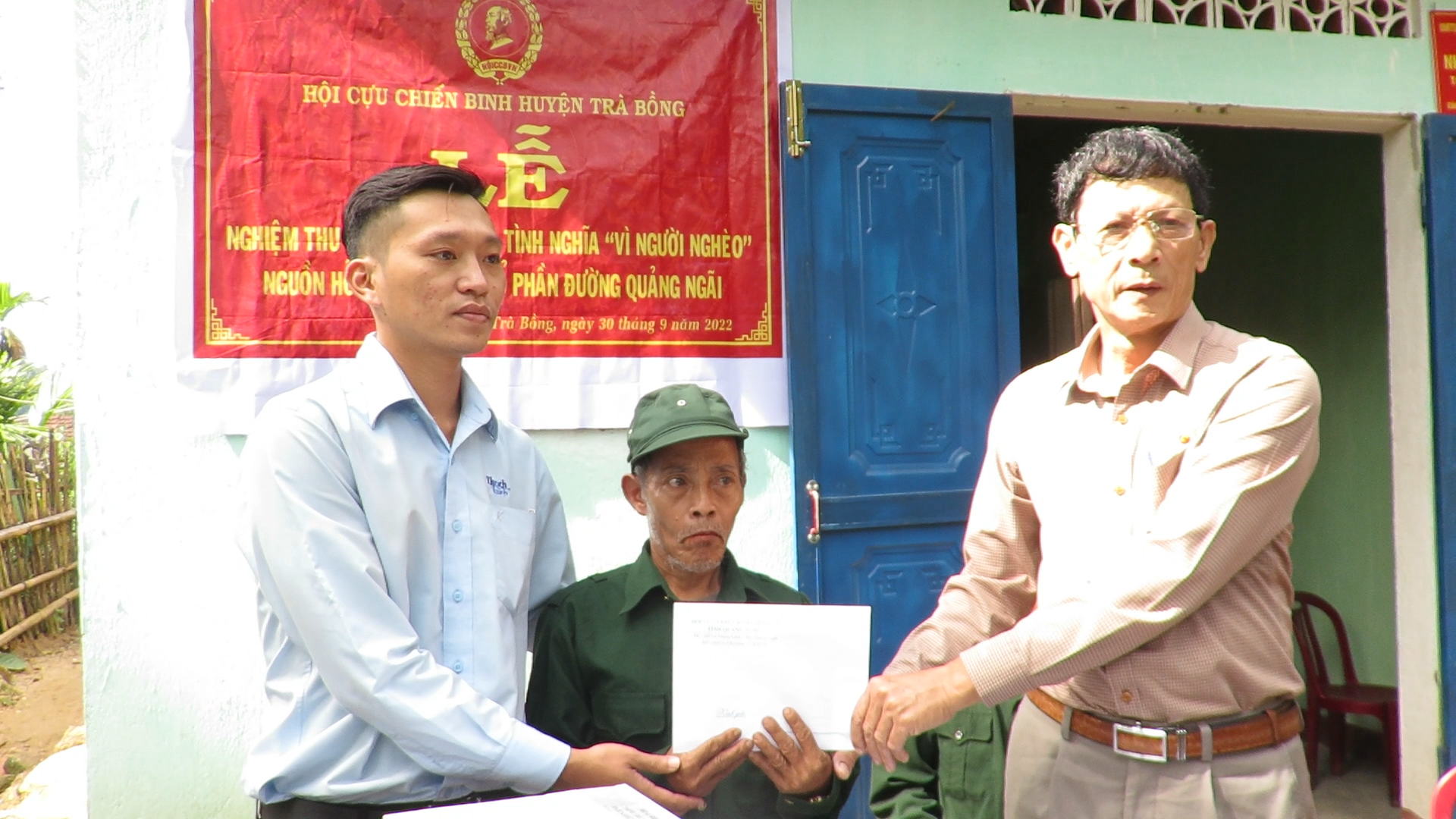 Trà Bồng:Trao nhà tình nghĩa cho hội viên cựu chiến binh