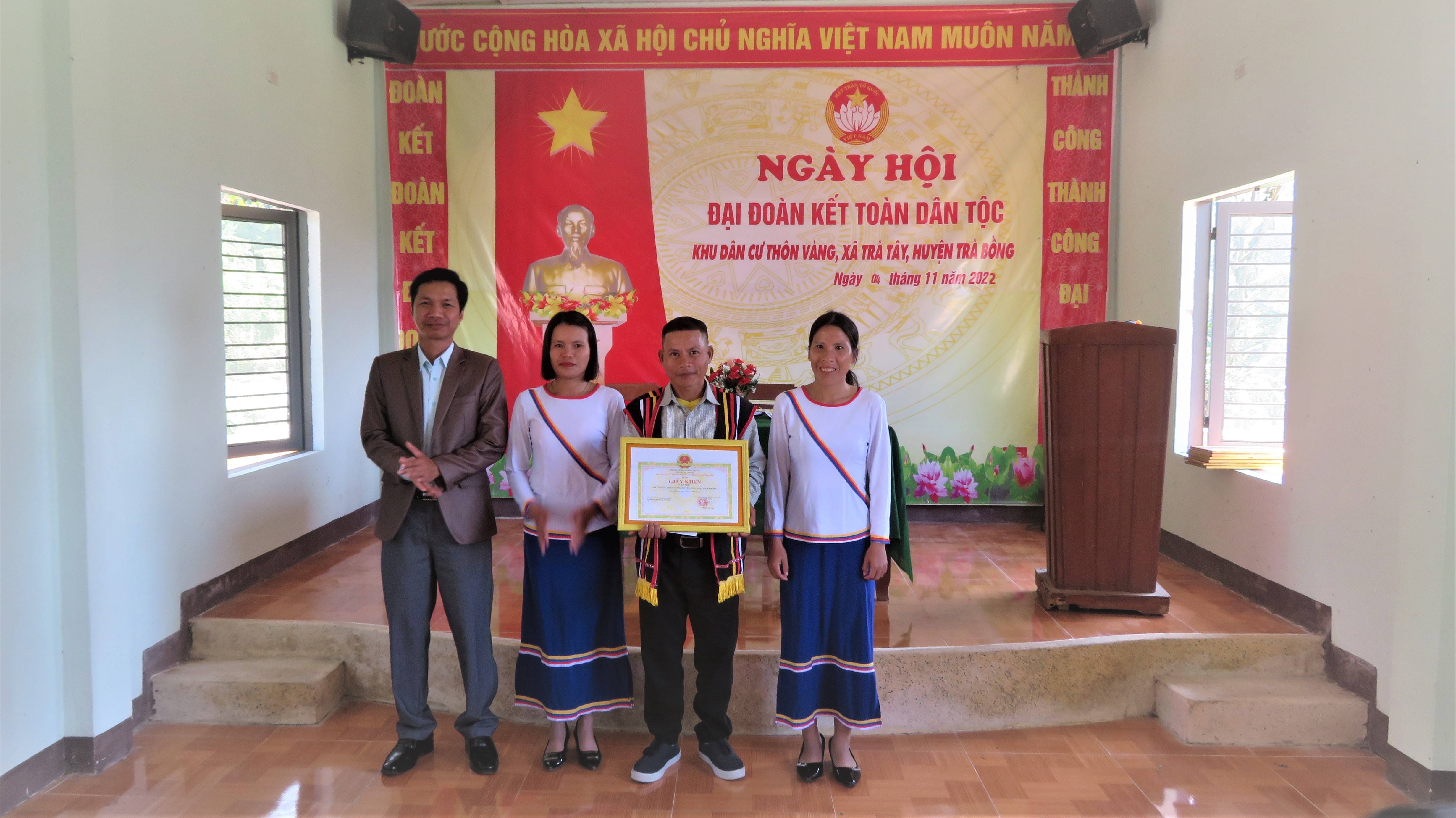 Chủ tịch UBND huyện Hoàng Anh Ngọc dự Ngày hội Đại đoàn kết toàn dân tộc tại Thôn Vàng, xã Trà Tây