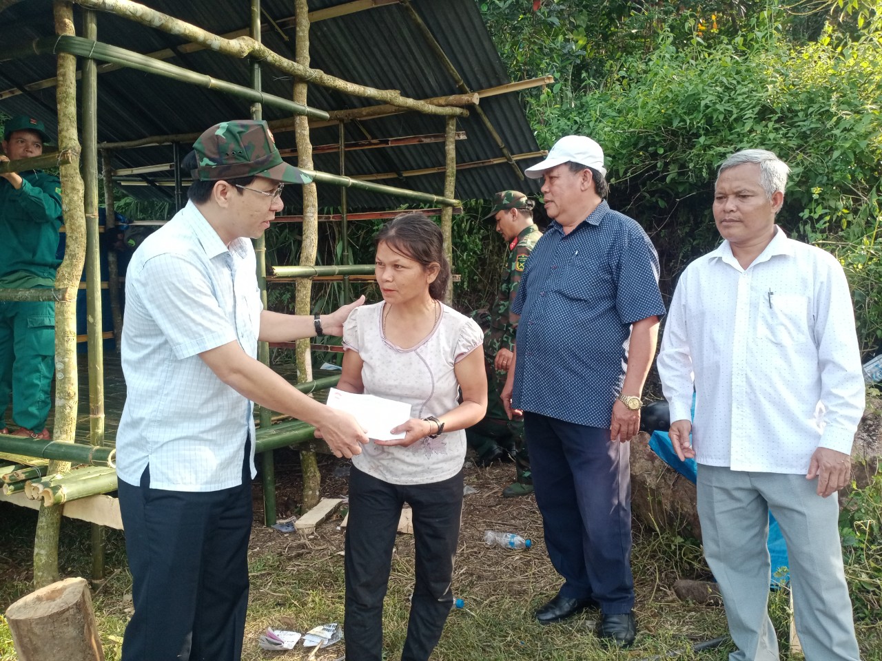 Bí thư Huyện ủy Đặng Minh Thảo thăm trao quà hỗ trợ cho gia đình bị cháy nhà tại xã Trà Xinh