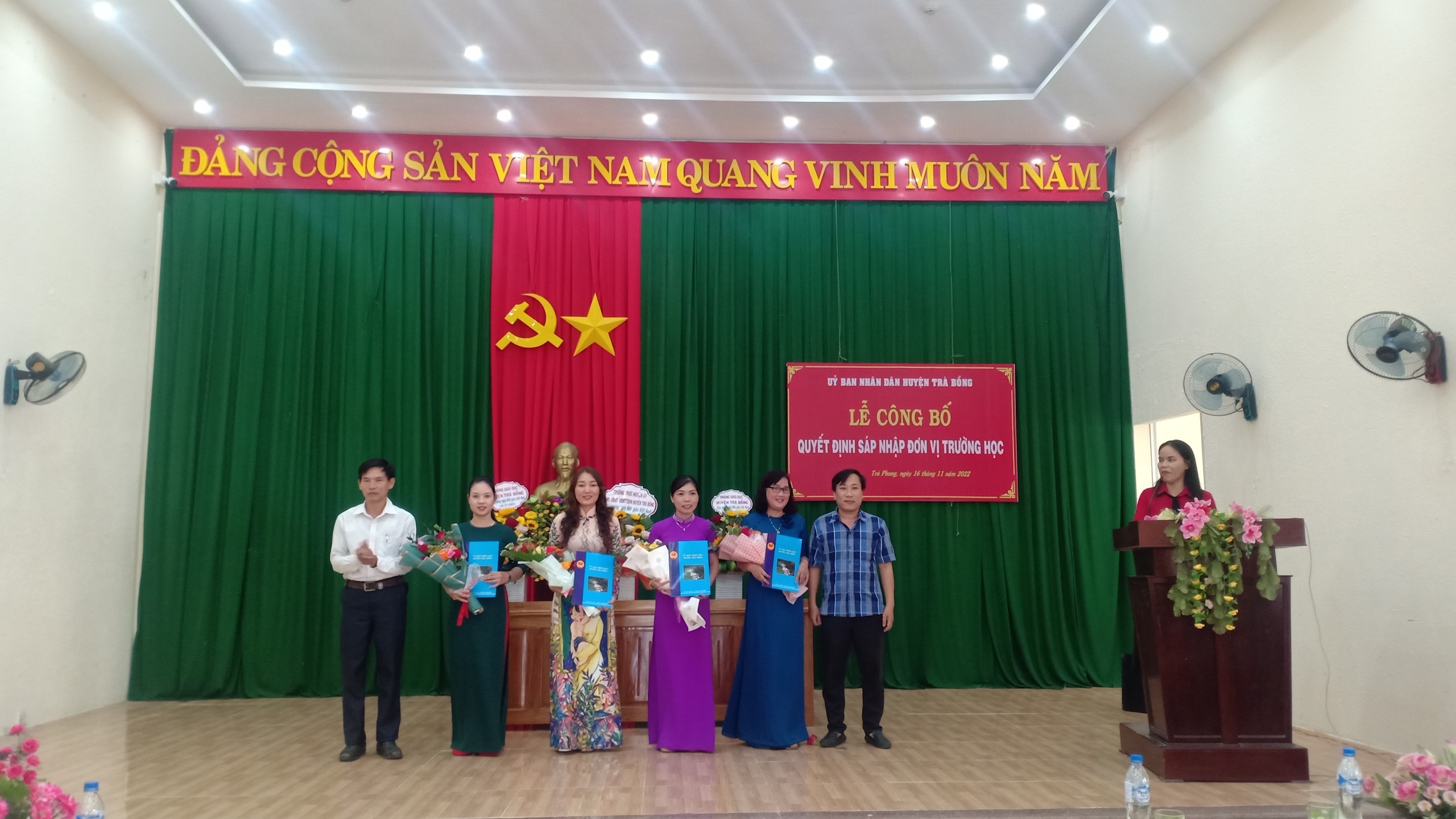 Trà Bồng tổ chức Lễ công bố quyết định sáp nhập các trường học trên địa bàn huyện