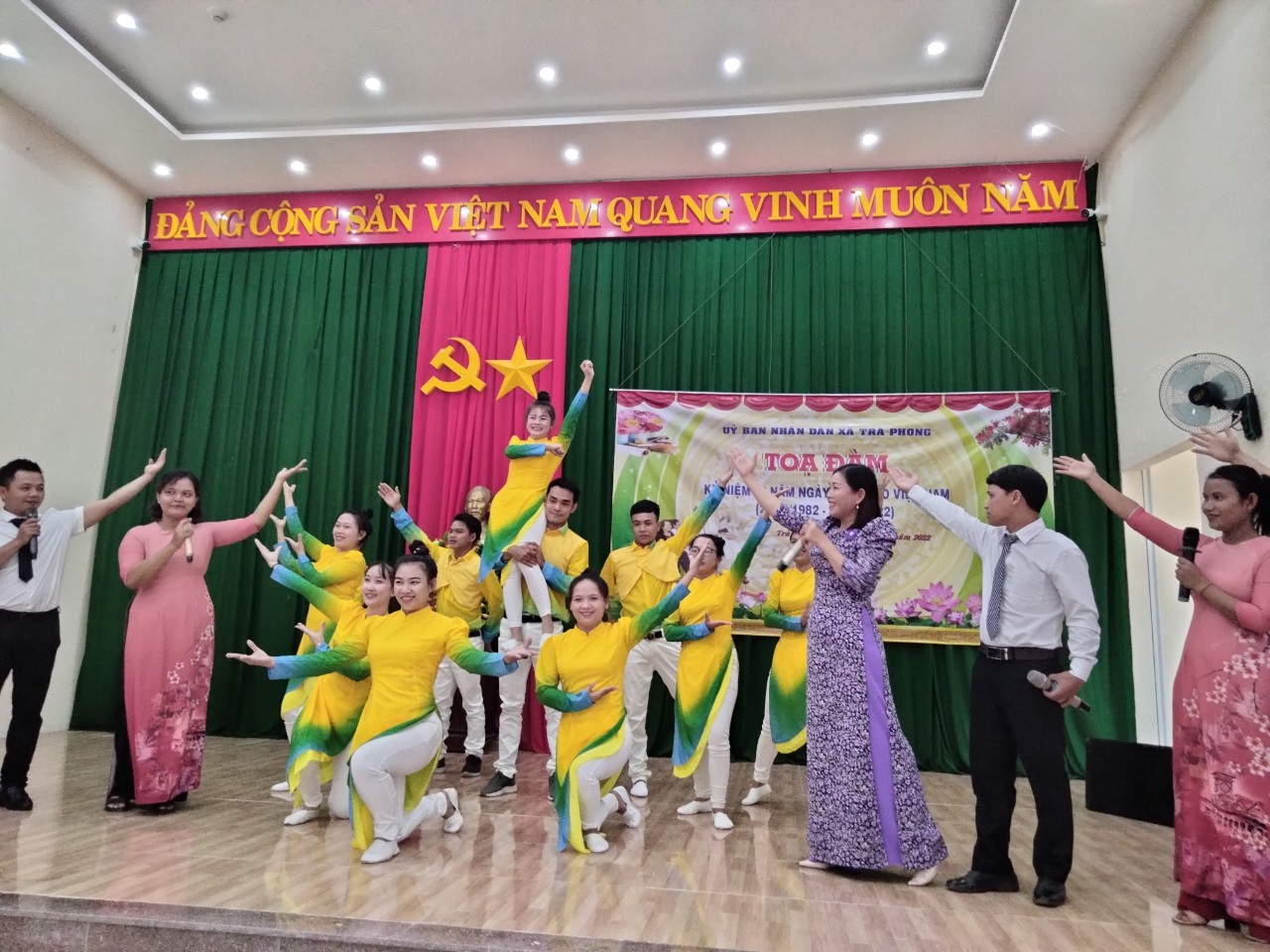UBND xã Trà Phong tổ chức tọa đàm nhân kỷ niệm 40 năm Ngày Nhà giáo Việt Nam ngày 20/11/2022
