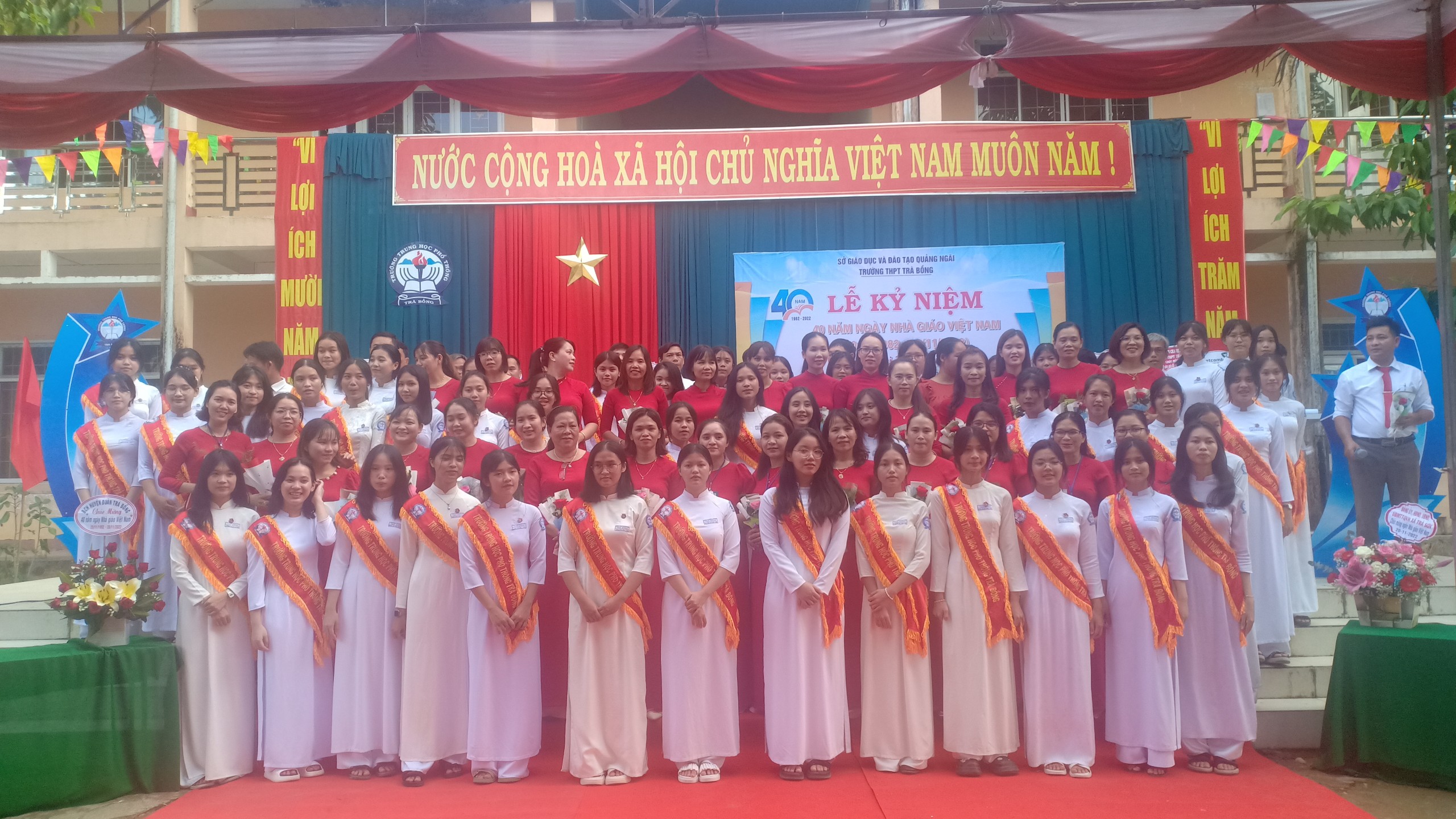 Lãnh đạo huyện tham dự Lễ kỷ niệm 40 năm ngày Nhà giáo Việt Nam tại Trường THPT Trà Bồng