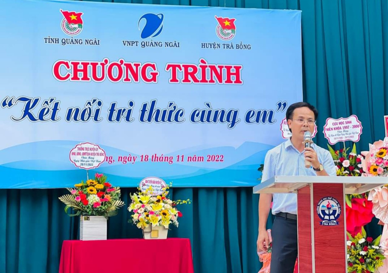 VNPT Quảng Ngãi trao tặng thiết bị dạy học cho Trường THPT Trà Bồng