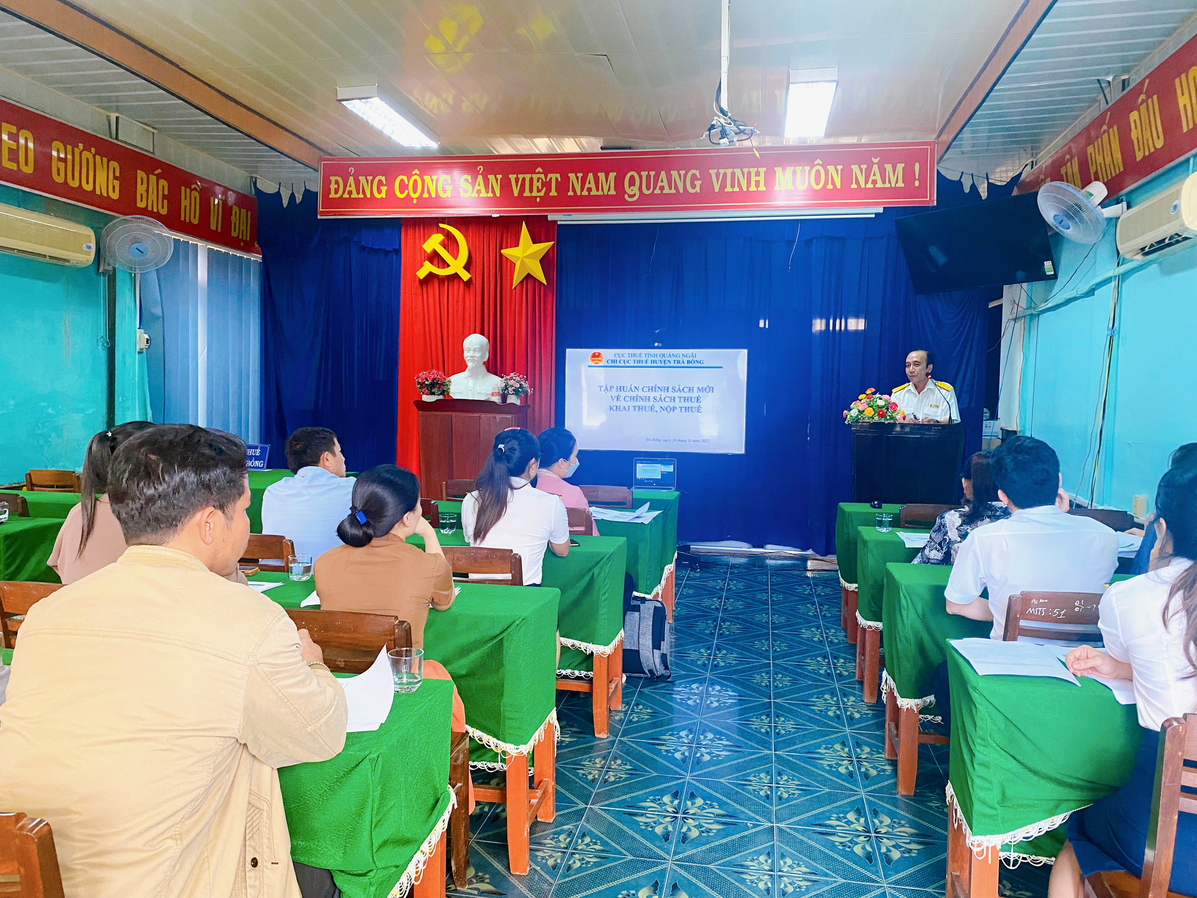 Chi cục Thuế huyện Trà Bồng tổ chức Hội nghị Đối thoại và tập huấn chính sách thuế với Doanh nghiệp