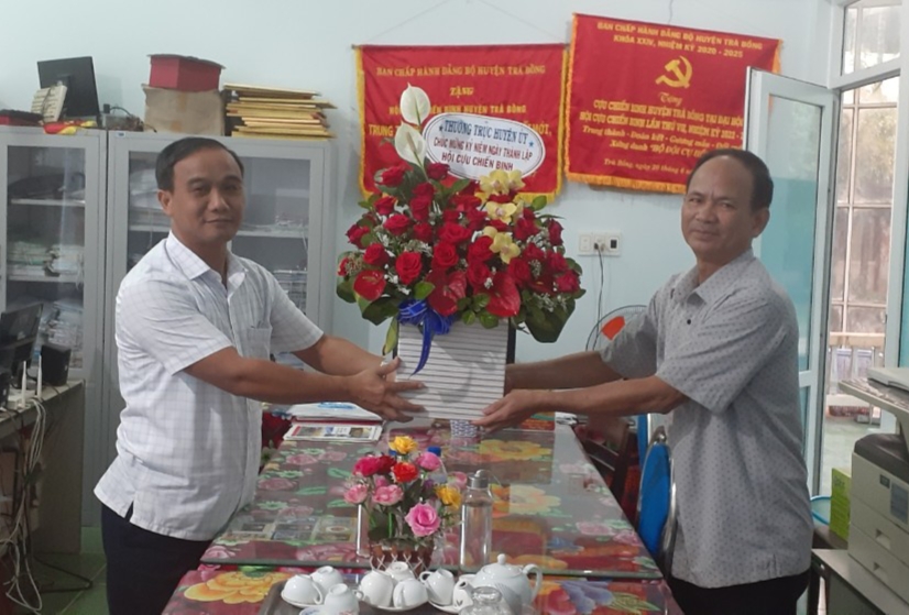 Thường trực Huyện ủy thăm, chúc mừng nhân kỷ niệm 33 năm ngày thành lập Hội Cựu chiến binh Việt Nam