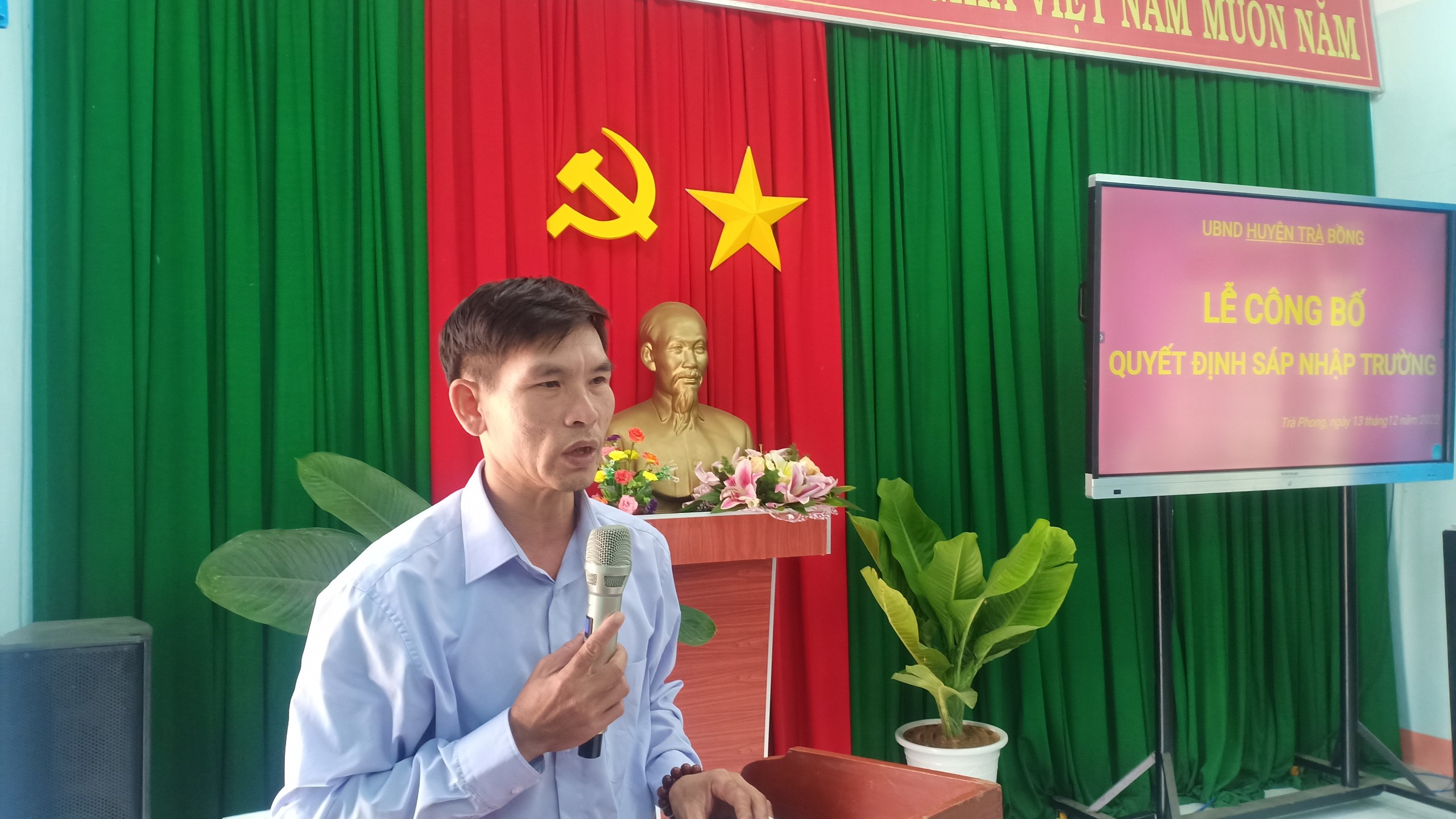 Trà Bồng tổ chức Lễ công bố quyết định sáp nhập Trường THCS Trà Phong vào...