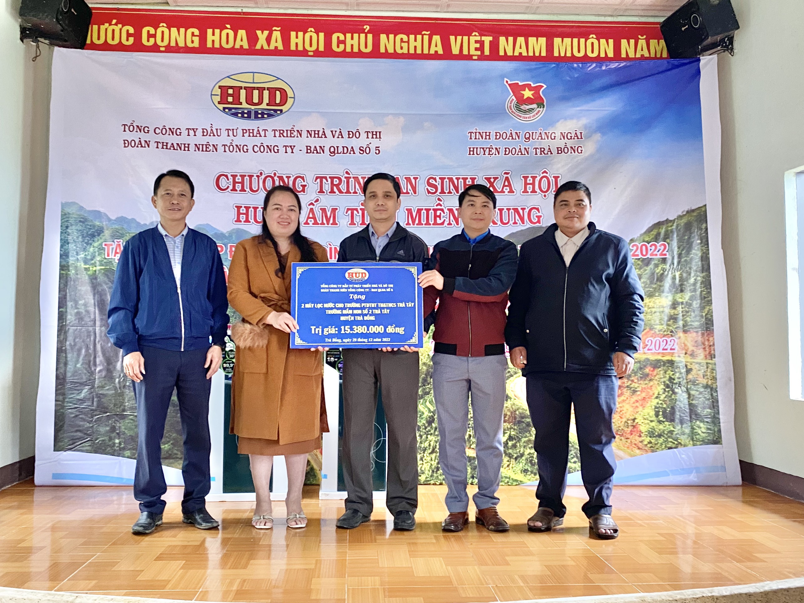 Huyện đoàn Trà Bồng phối hợp với Đoàn thanh niên Tổng Công ty đầu tư phát triển nhà và đô thị (HUD) tổ chức tặng quà cho nhân dân và học sinh xã Trà Tây và Trà Bùi.