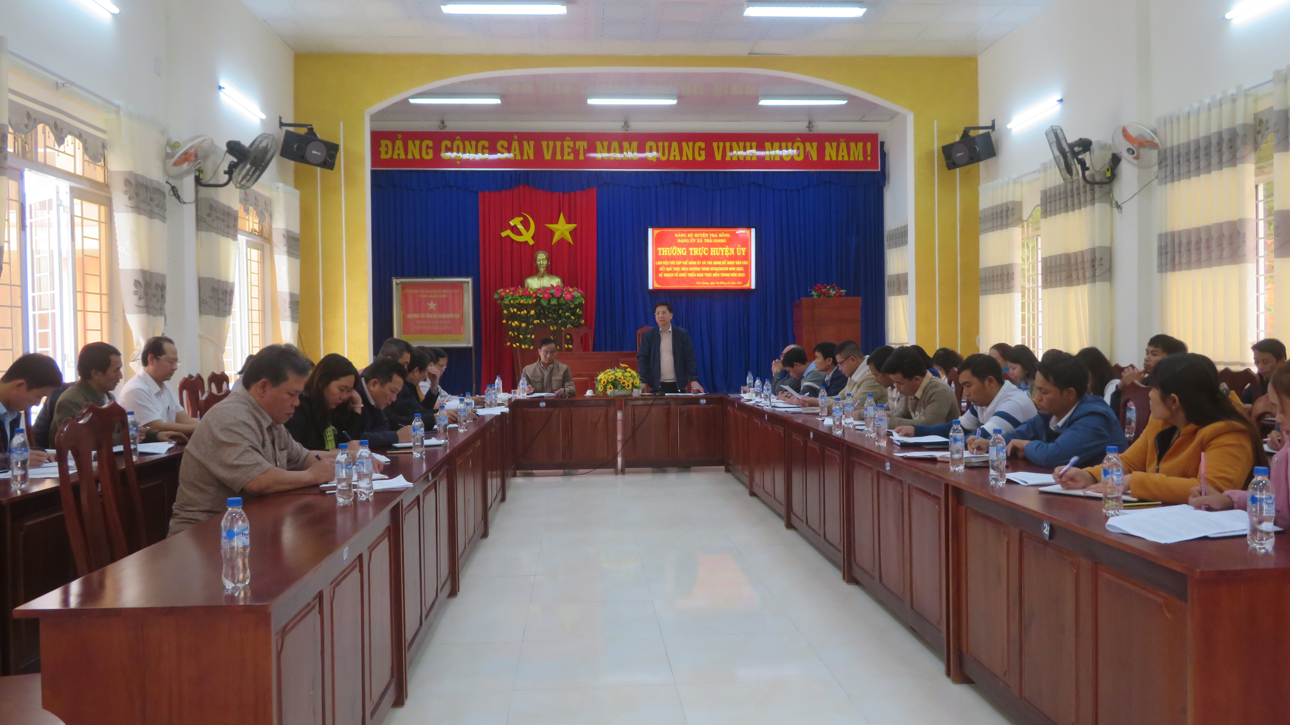 Thường trực Huyện ủy Trà Bồng làm việc với Đảng ủy xã Trà Giang về kết quả thực hiện Chương trình mục tiêu quốc gia xây dựng nông thôn mới năm 2022