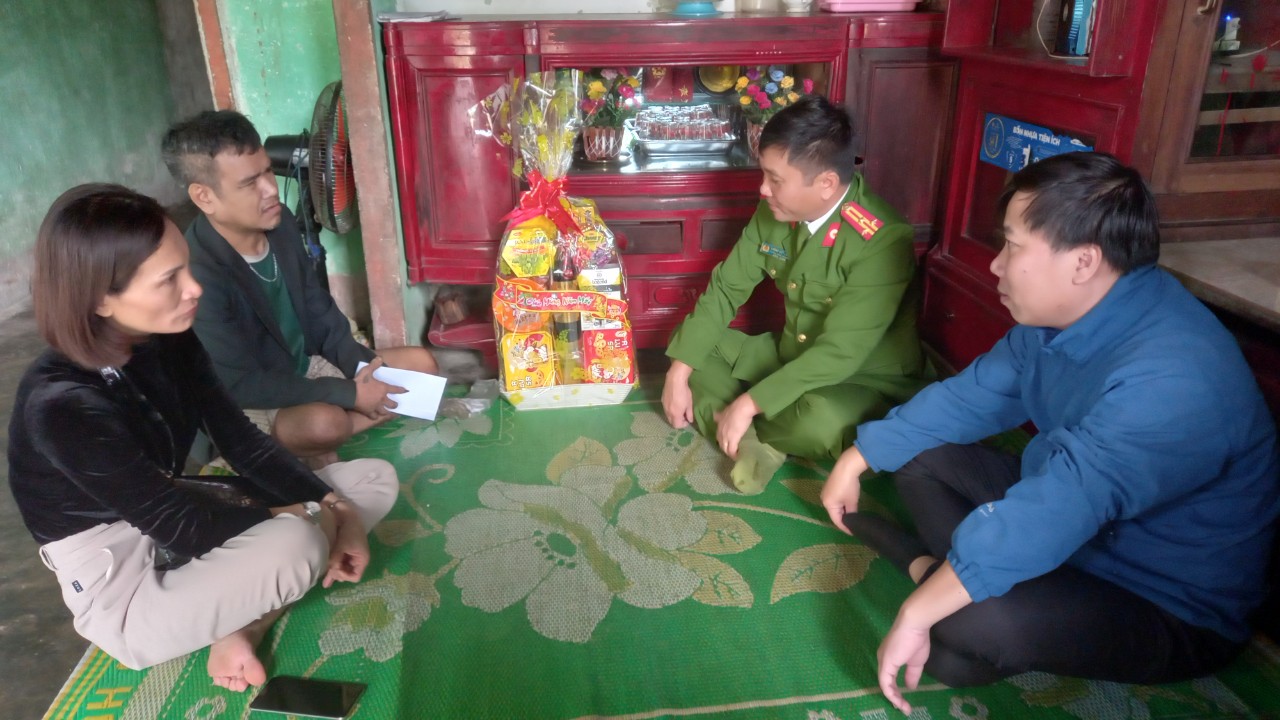 Trà Bồng: Trưởng Công an huyện thăm, tặng quà và chúc Tết gia đình chính...