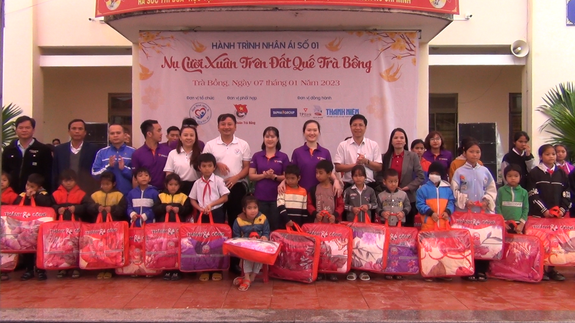 Trao tặng quà Tết cho người nghèo và các em học sinh có hoàn cảnh khó khăn ở huyện Trà Bồng