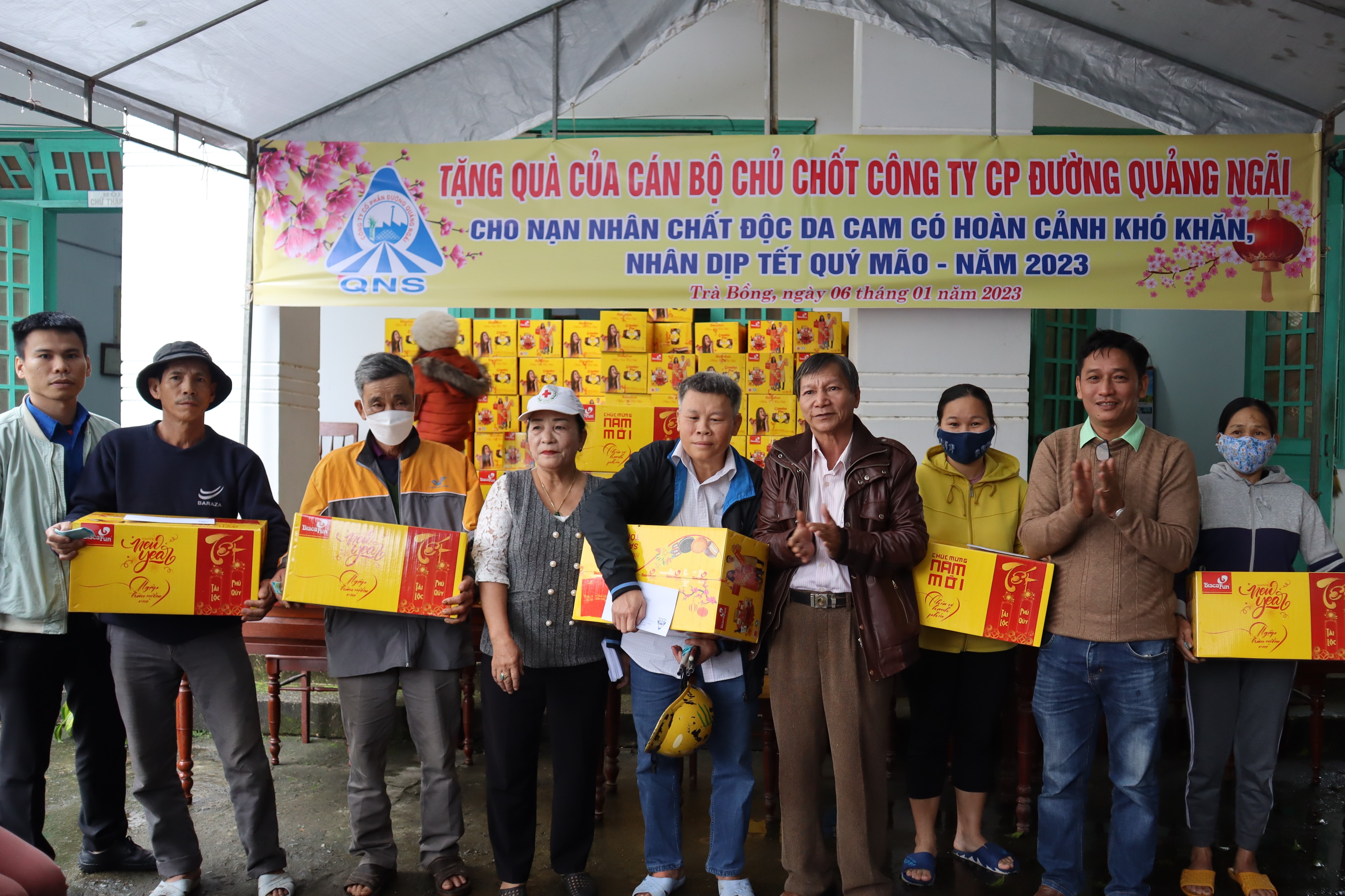 Công ty Cổ phần Đường Quảng Ngãi tổ chức trao quà cho các nạn nhân chất độc da cam dioxin
