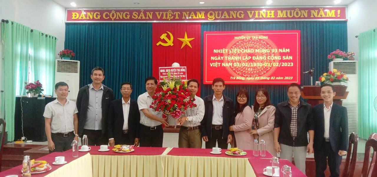 Lãnh đạo huyện tặng hoa chúc mừng kỷ niệm 93 năm ngày thành lập Đảng Cộng sản Việt Nam (03/02/1930-03/02/2023)