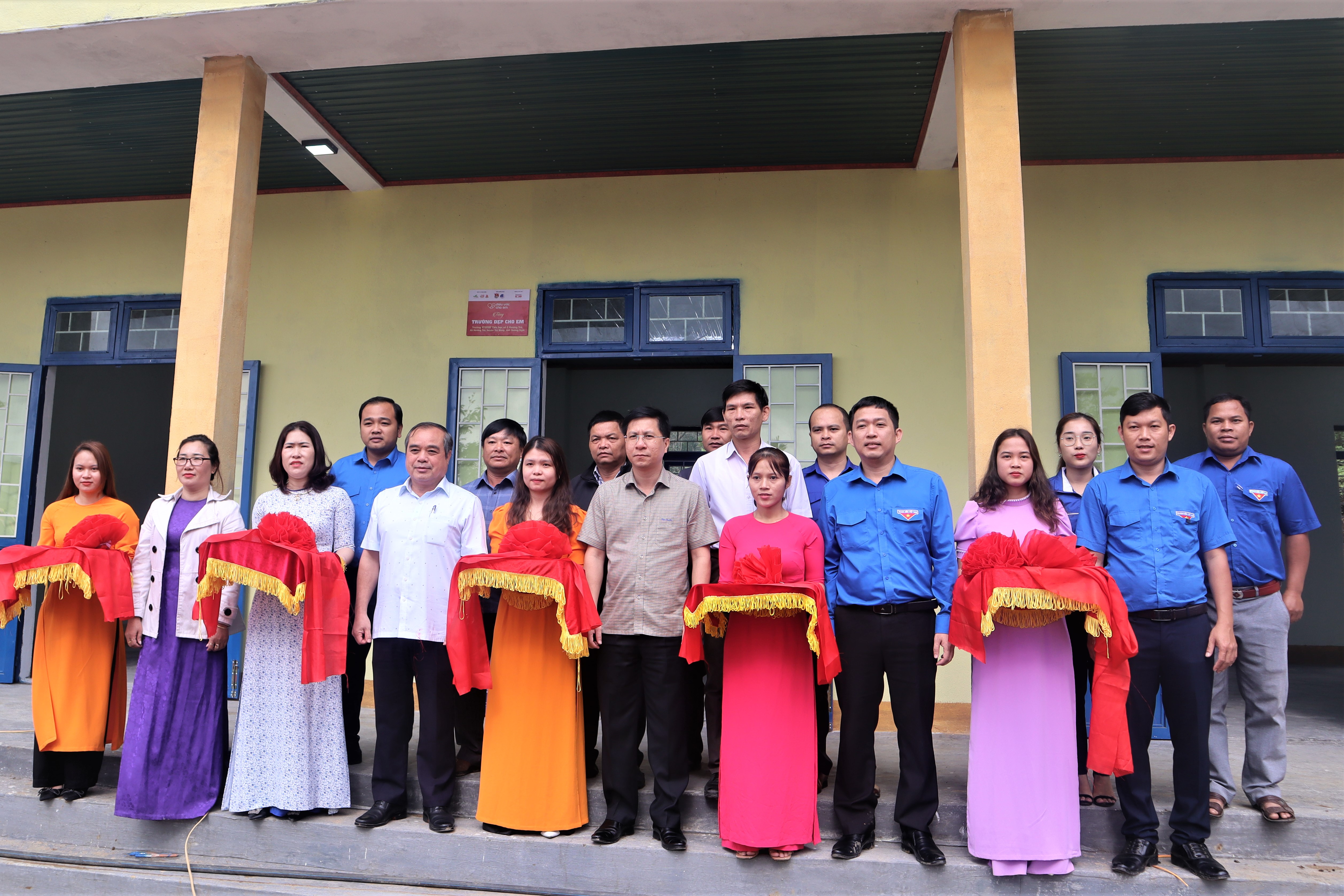 Lễ bàn giao công trình “Trường đẹp cho” em tại huyện Trà Bồng