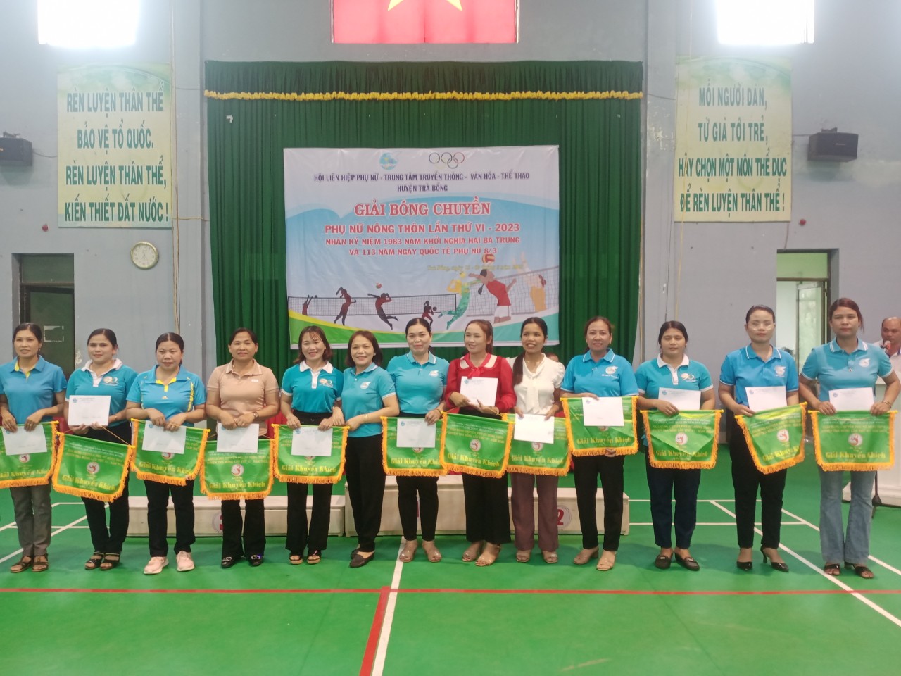 Sôi nổi giải bóng chuyền Phụ nữ nông thôn huyện Trà Bồng lần thứ VI