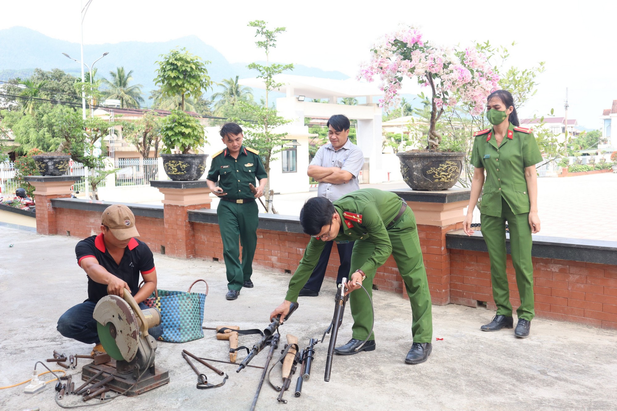 Công an Trà Bồng: Tiêu hủy hàng trăm vũ khí, vật liệu nổ và công cụ hỗ trợ