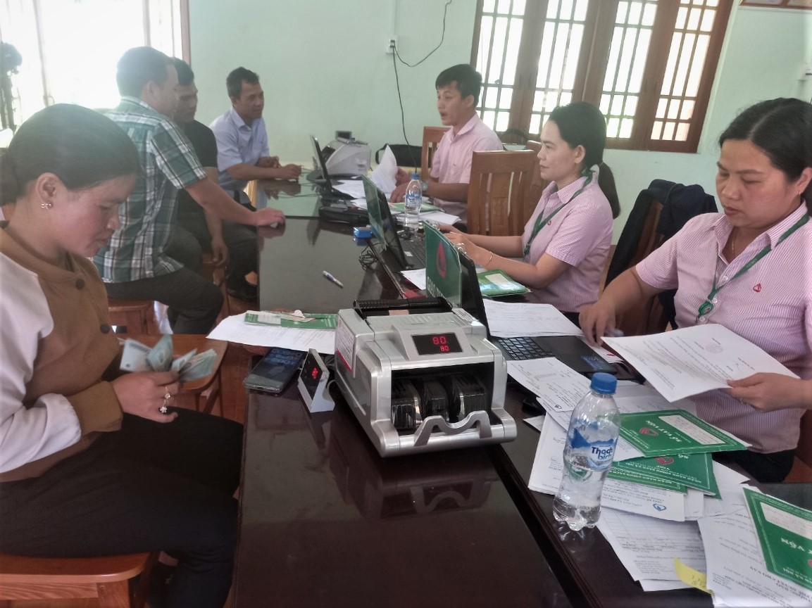 Phòng Giao dịch Ngân hàng Chính sách xã hội huyện Trà Bồng tổ chức giải ngân nguồn vốn vay hỗ trợ Nhà ở cho hộ nghèo
