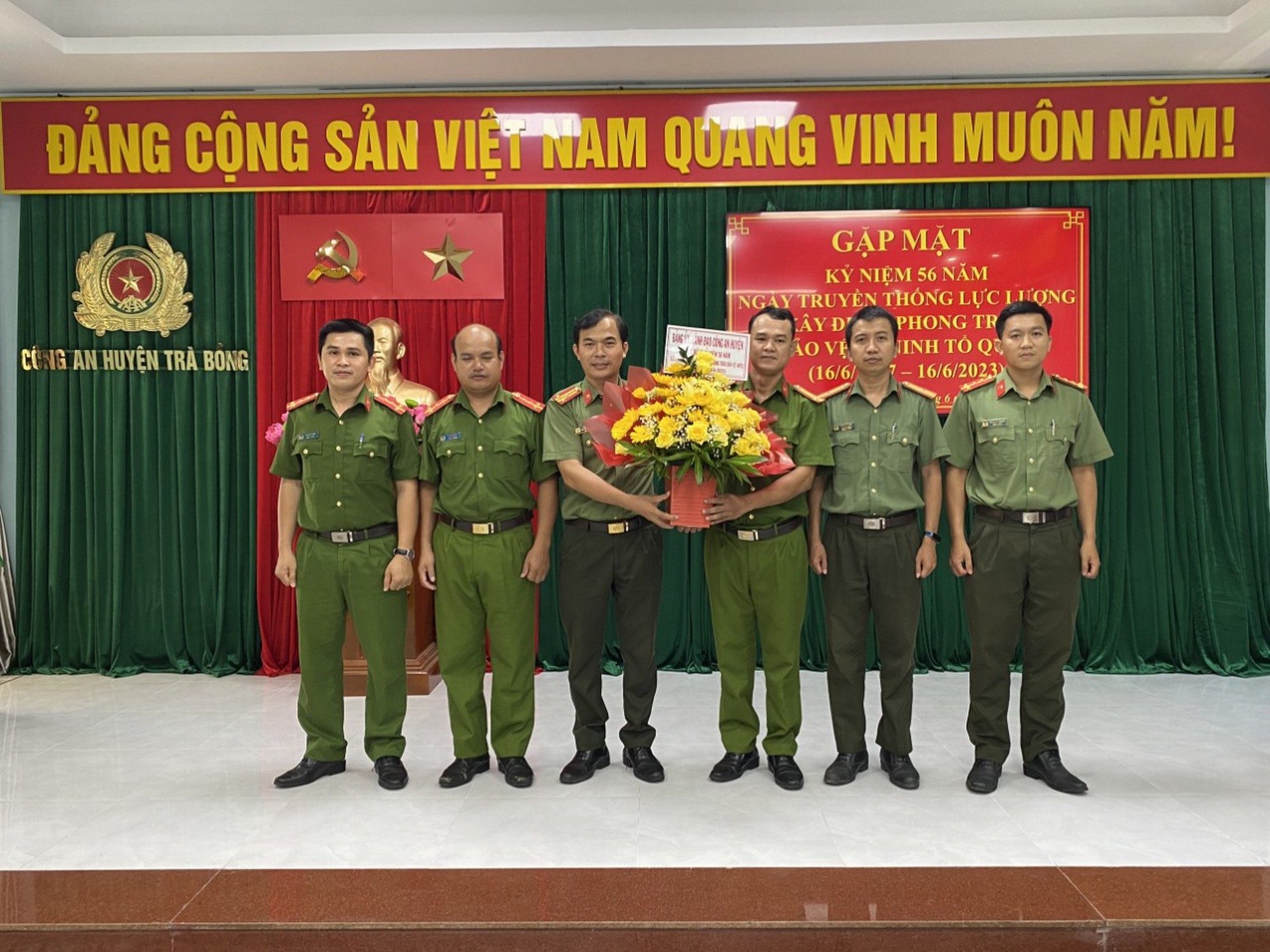 Công an huyện Trà Bổng tổ chức gặp mặt nhân Kỷ niệm 56 năm Ngày truyền thống lực lượng xây dựng phong trào bảo vệ an ninh Tổ quốc