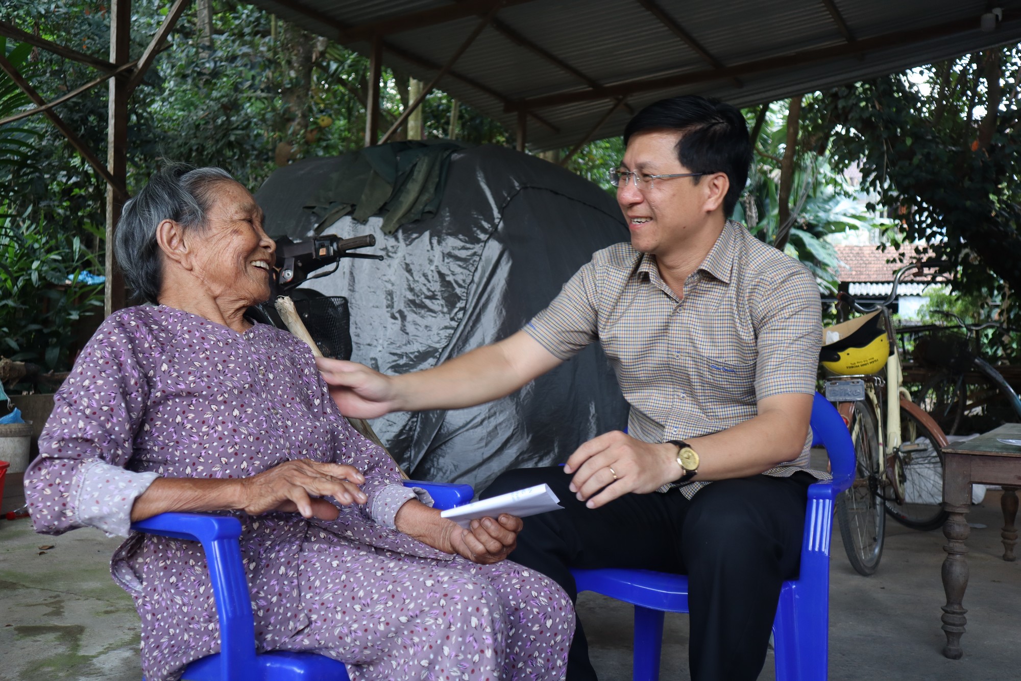Bí thư Huyện ủy Đặng Minh Thảo tặng quà gia đình chính sách nhân kỷ niệm Ngày Thương binh - Liệt sĩ
