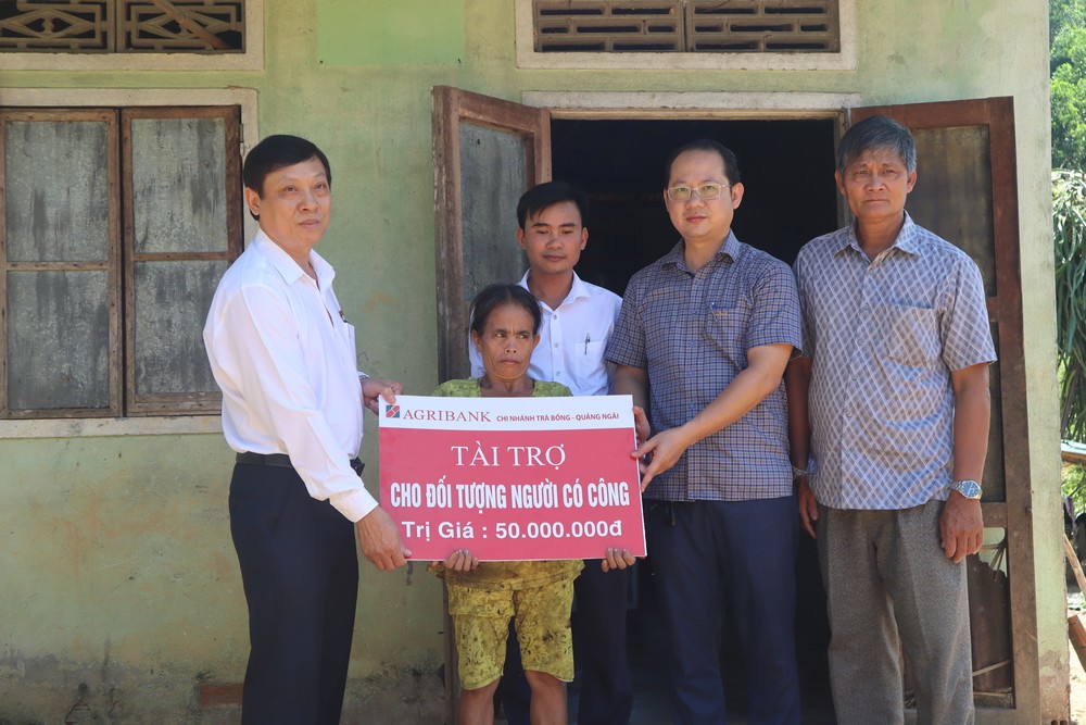 Ngân hàng Agribank chi nhánh Trà Bồng trao tặng kinh phí hỗ trợ sửa nhà cho người có công