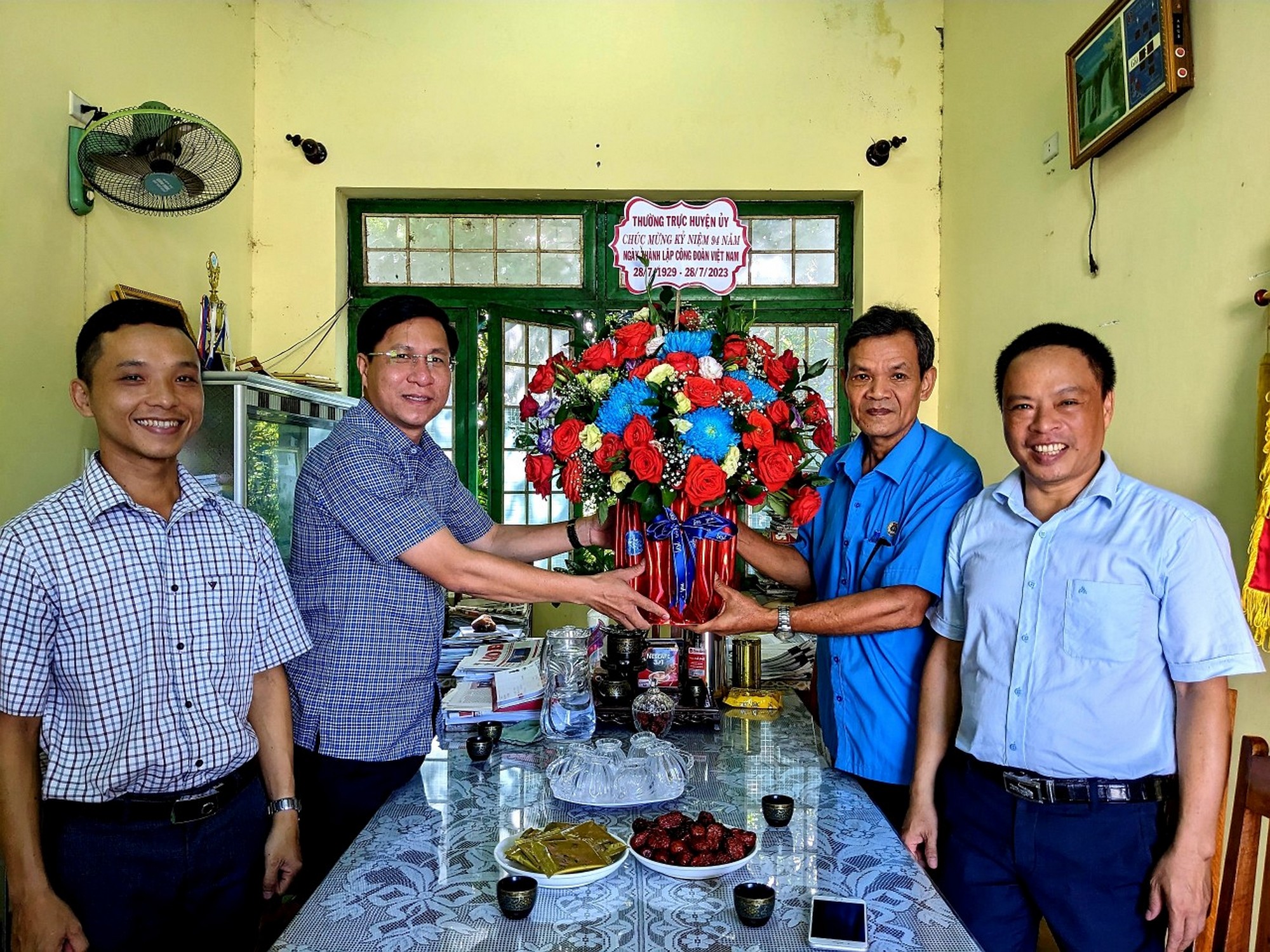 Thường trực Huyện ủy thăm, chúc mừng nhân kỷ niệm 94 năm ngày thành lập Công đoàn Việt Nam