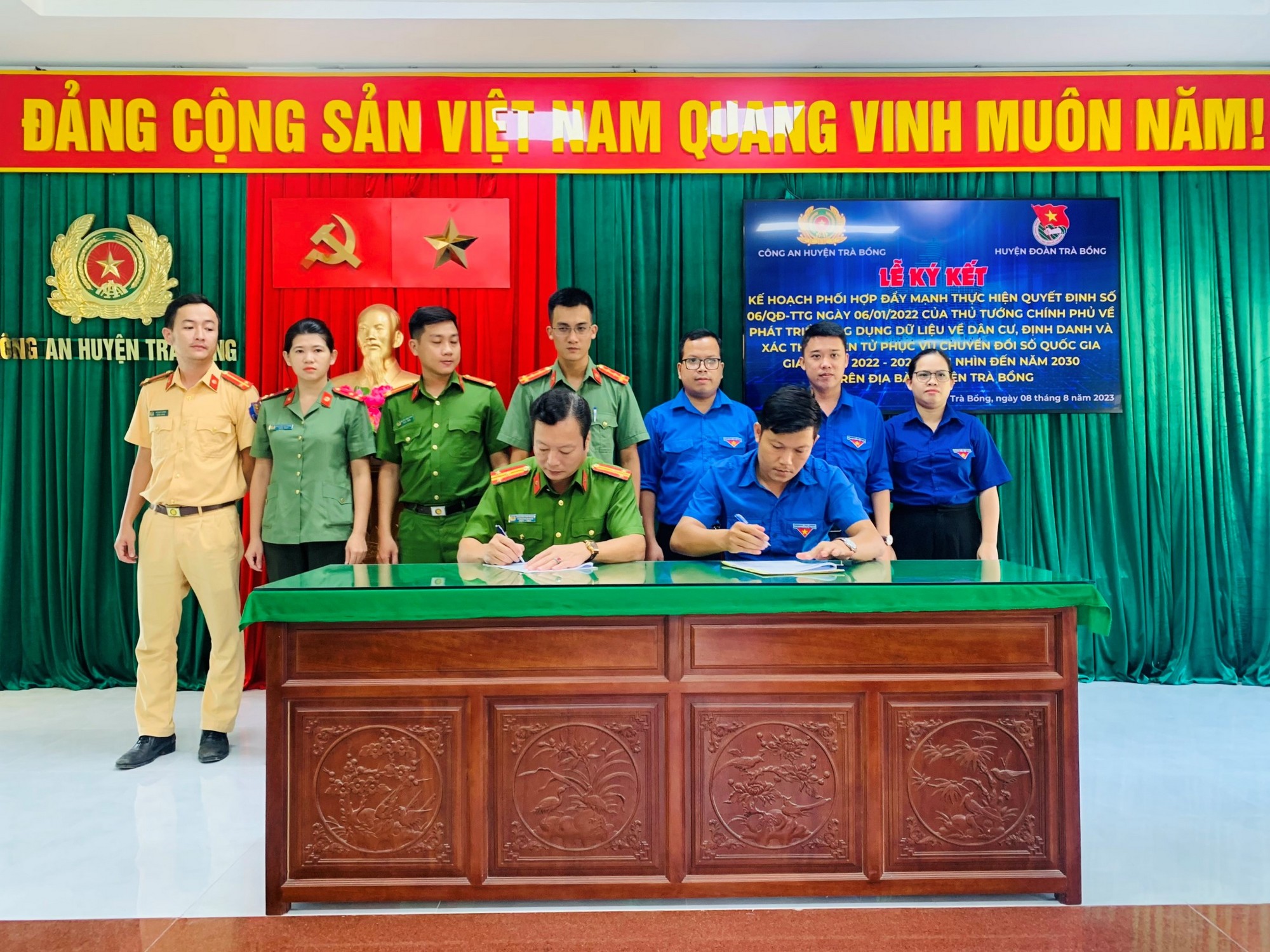 Huyện đoàn phối hợp Công an huyện Trà Bồng tổ chức ký kết Kế hoạch phối hợp về đẩy mạnh thực hiện Quyết định số 06/QĐ-TTg ngày 06/01/2022 của Thủ tướng Chính phủ và phát động phong trào “Tôi và bạn có Ví điện tử VNeID”.