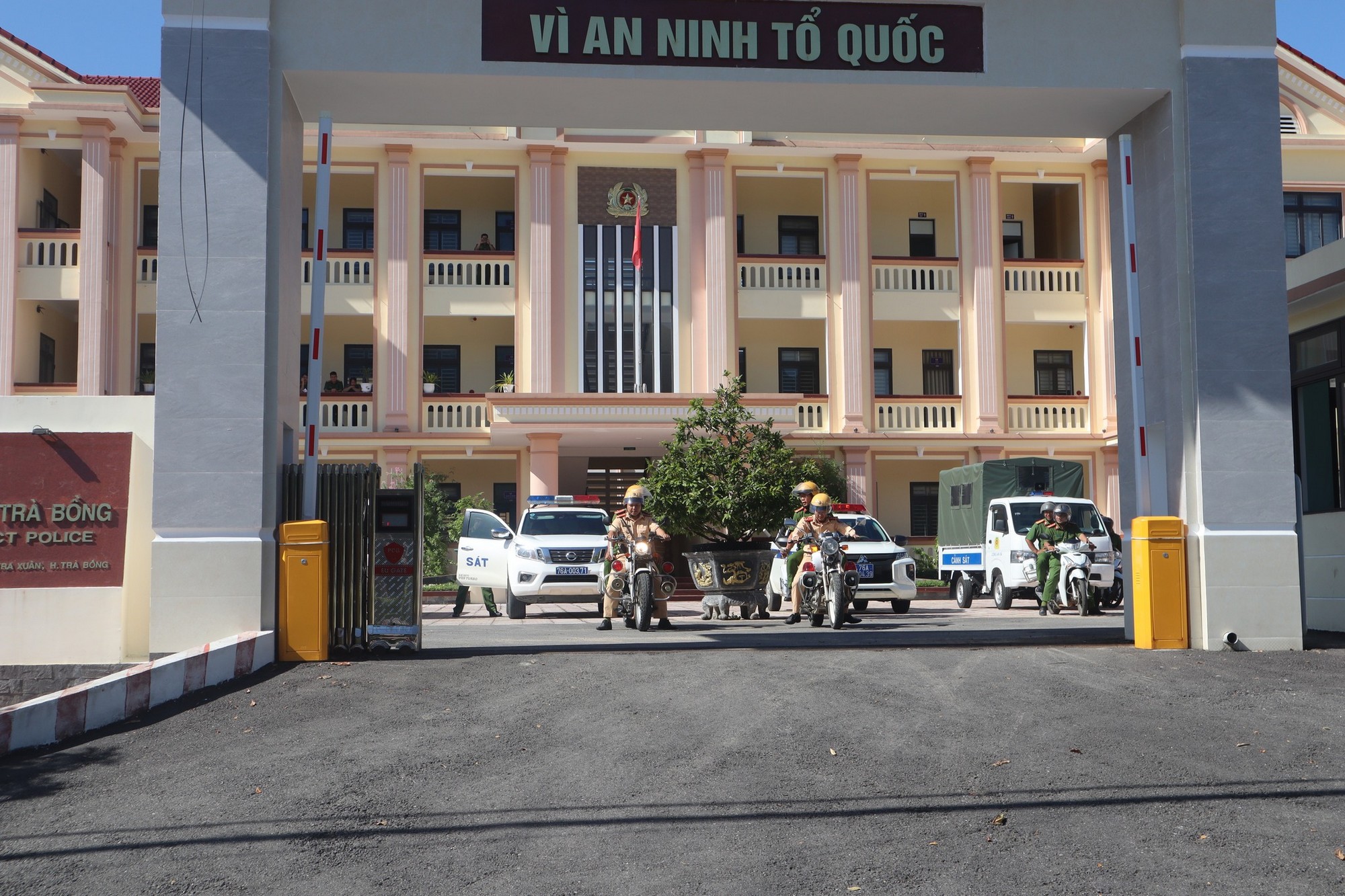 Trà Bồng ra quân và diễu hành thực hiện đợt tổng kiểm soát xe ô tô kinh doanh vận tải hành khách và xe ô tô vận tải hàng hóa bằng container