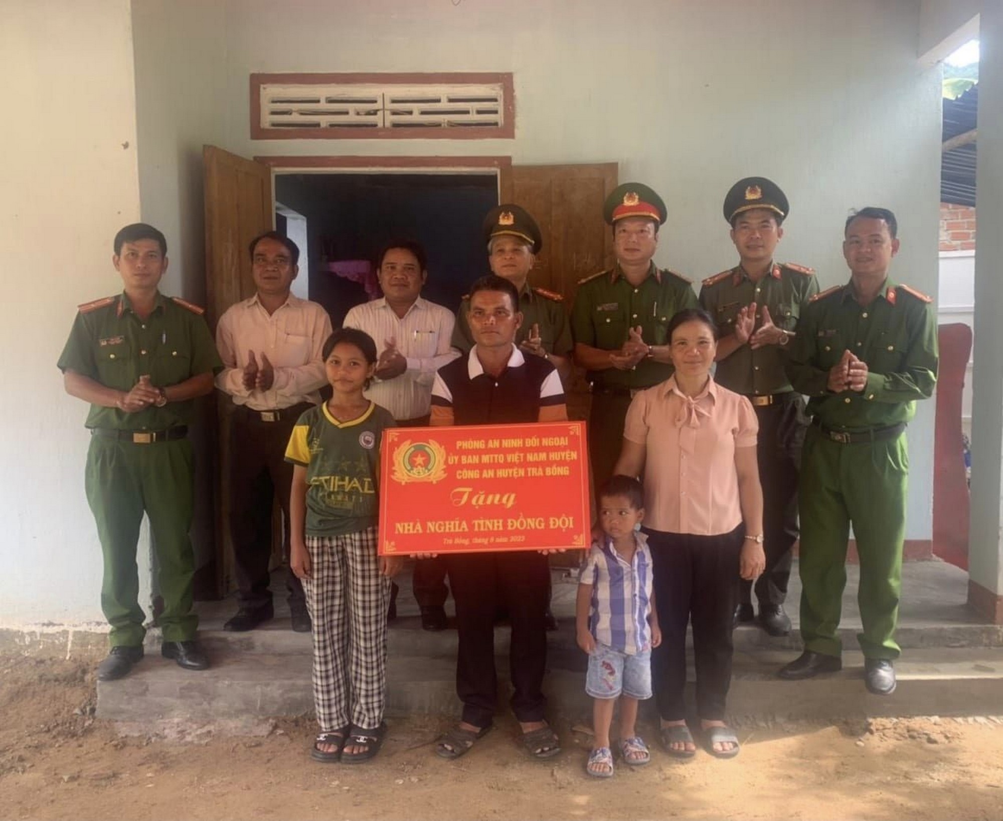 Công an huyện Trà Bồng phối hợp trao tặng nhà 