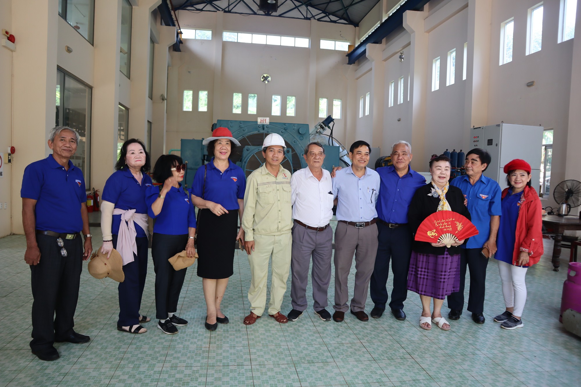 Ban liên lạc Cựu cán bộ Đoàn Thanh niên Việt Nam phía Nam thăm và tặng quà tại huyện Trà Bồng
