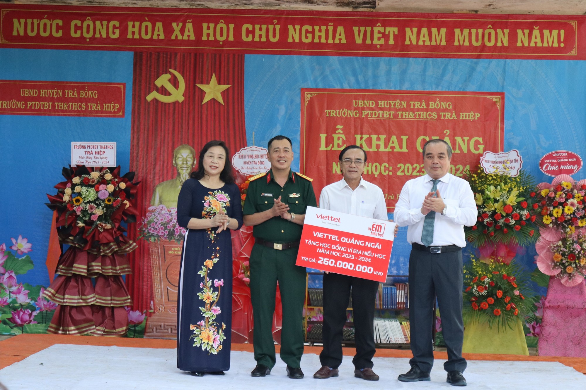 Phó chủ tịch UBND tỉnh Trần Hoàng Tuấn dự lễ khai giảng năm học mới tại Trường PTDTBT Tiểu học và THCS Trà Hiệp