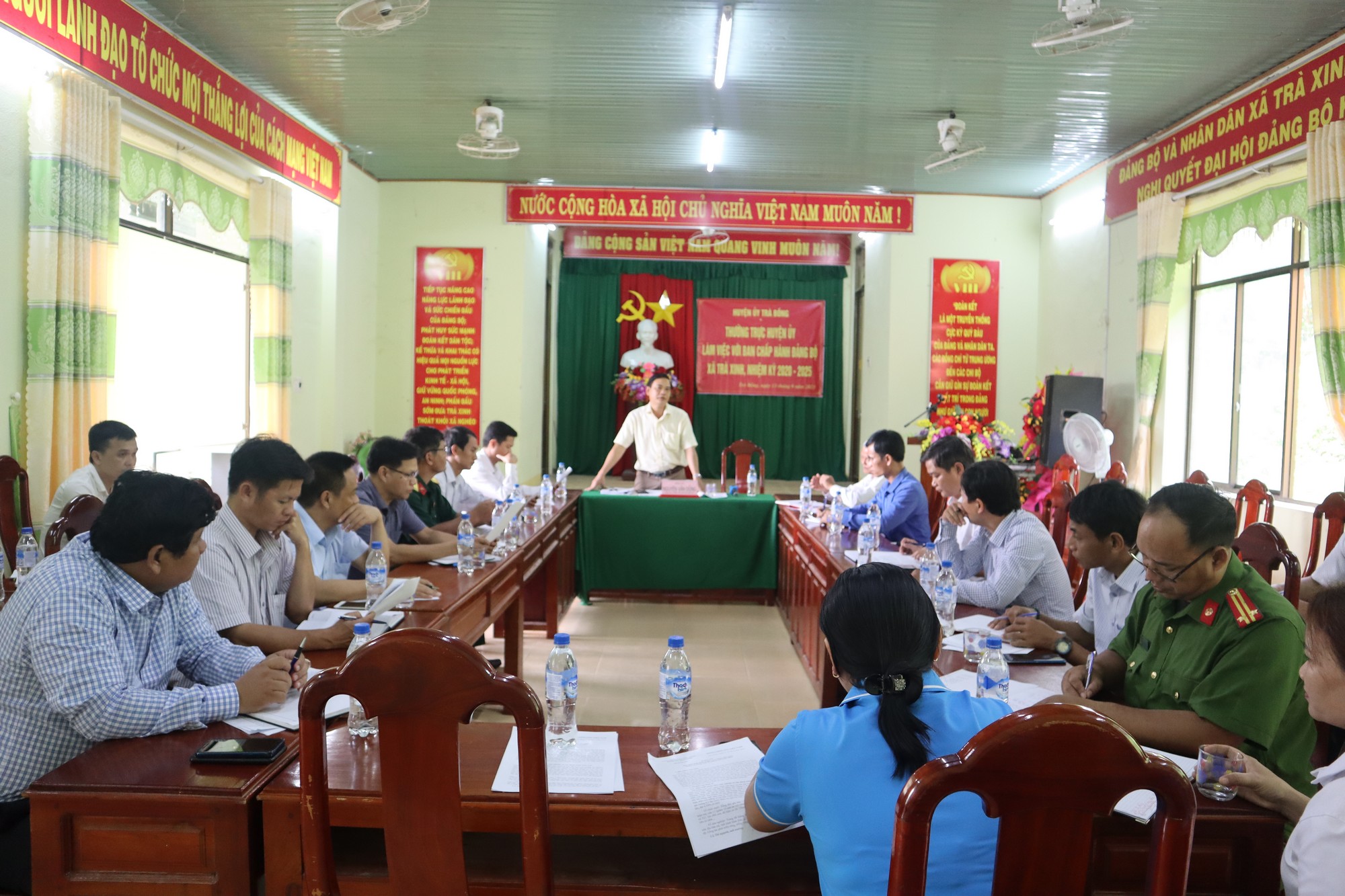 Bí thư Huyện ủy làm việc với Ban chấp hành Đảng bộ xã Trà Xinh
