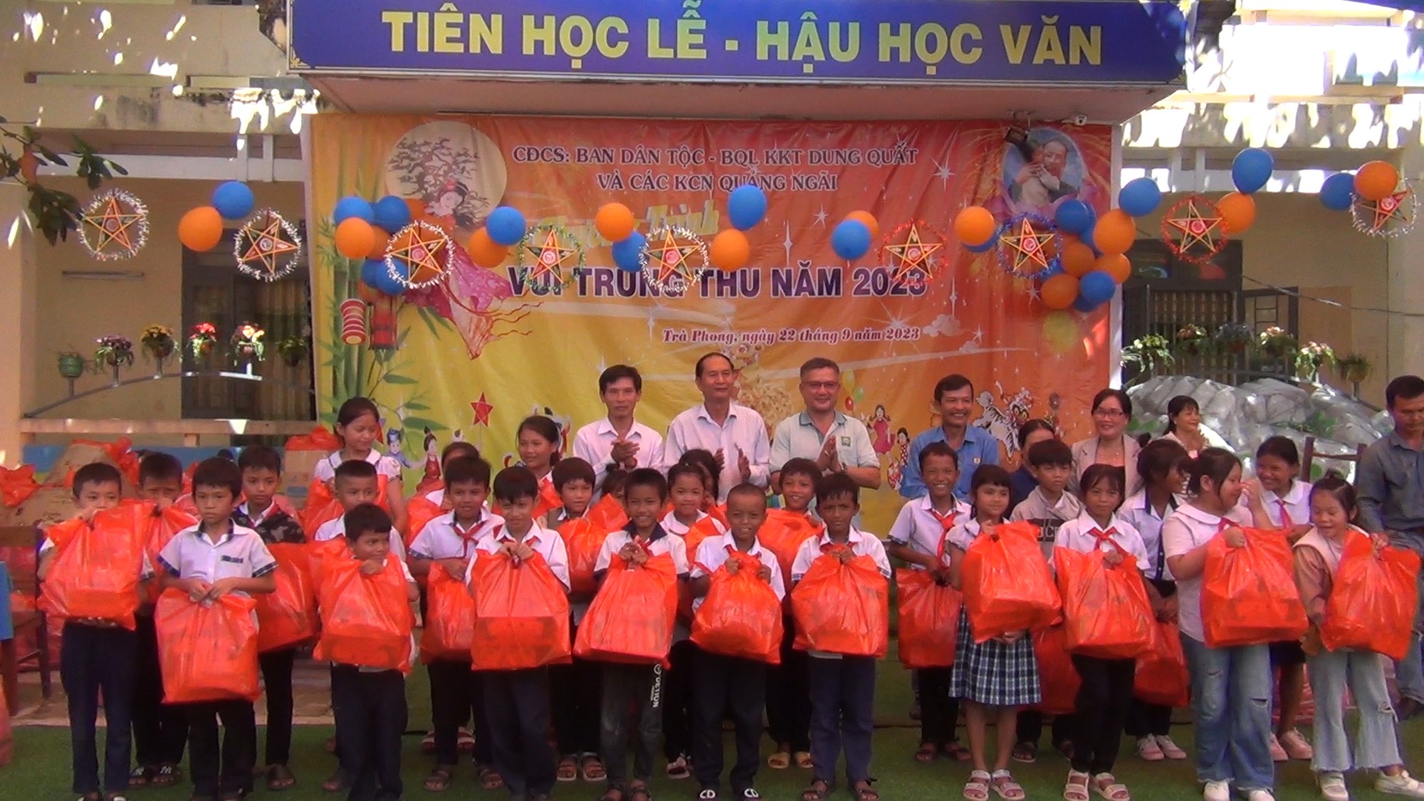 Tết Trung thu vui tươi ấm áp với trẻ em vùng cao Trà Bồng.