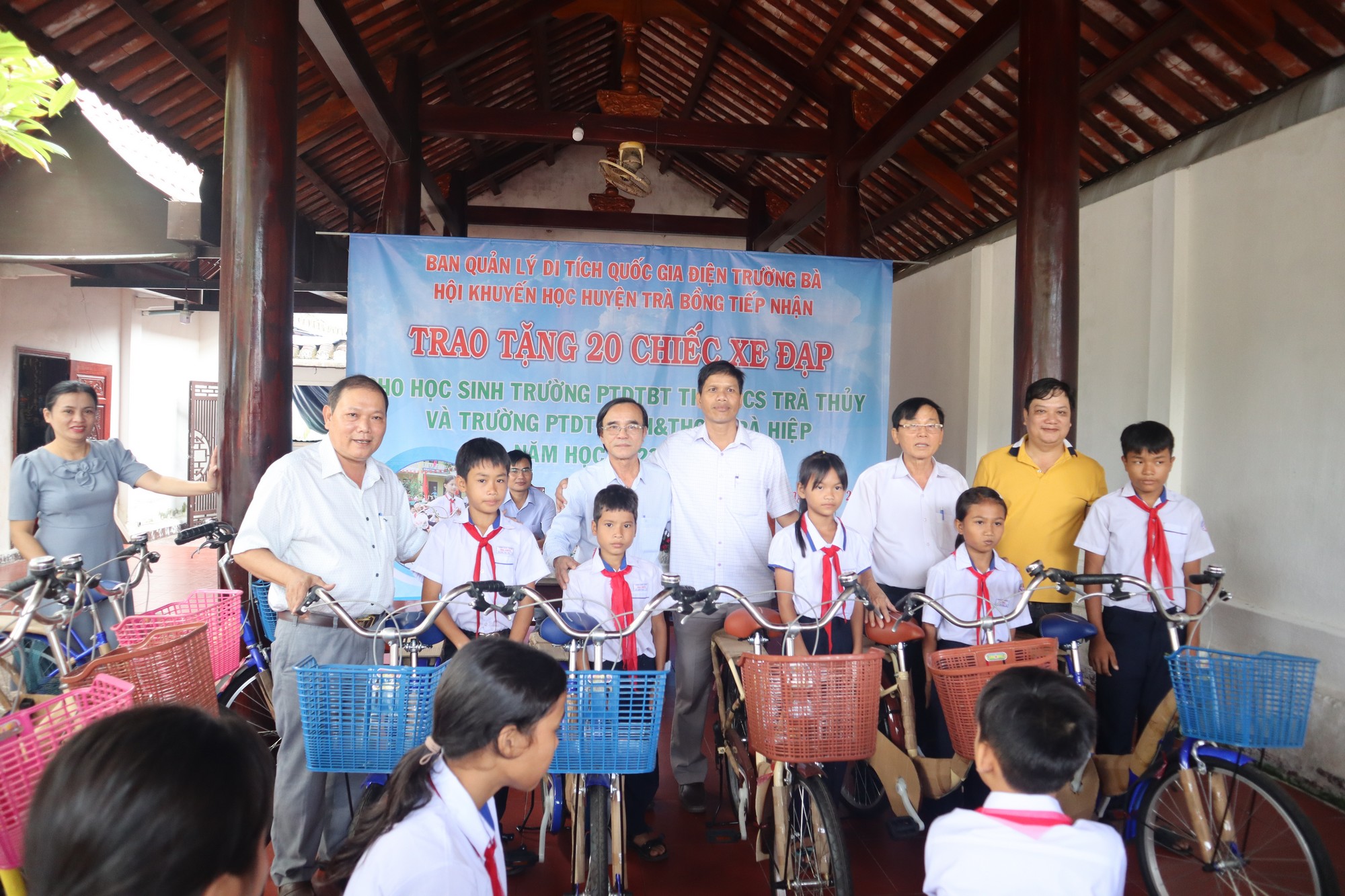 Ban Quản lý di tích quốc gia Điện Trường bà Trà Bồng trao tặng xe đạp cho các em học sinh nghèo vượt khó