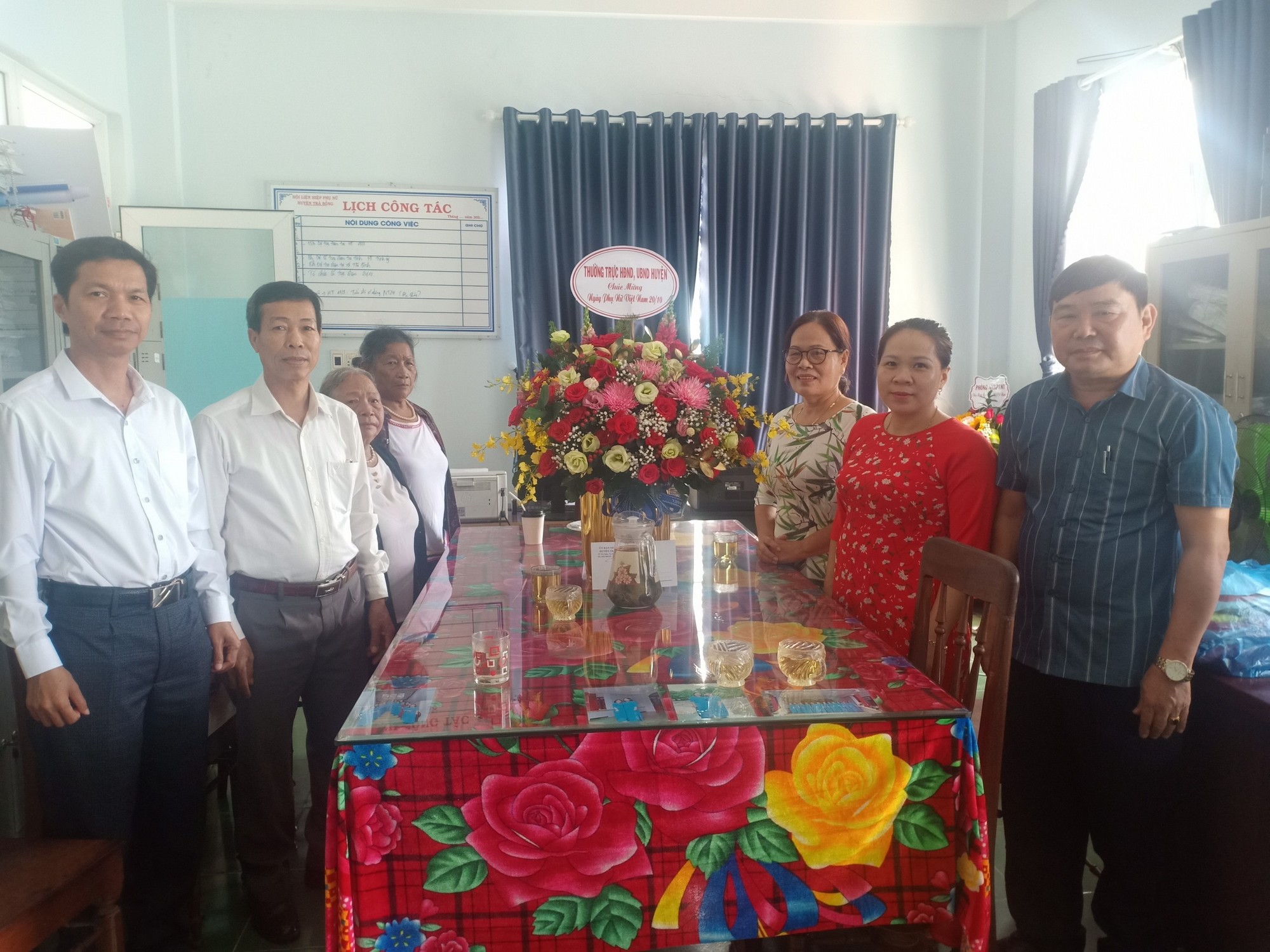 Lãnh đạo huyện thăm Hội Phụ nữ Việt Nam huyện nhân kỷ niệm 93 năm ngày thành...