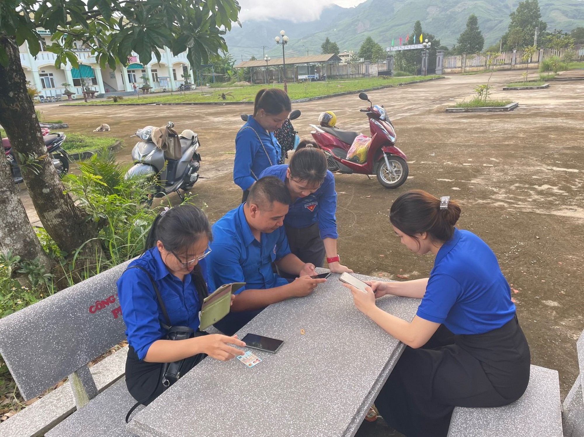 Tuổi trẻ huyện Trà Bồng tích cực tham gia Tổ công nghệ số cộng đồng và đẩy mạnh hoạt động chuyển đổi số trên địa bàn huyện