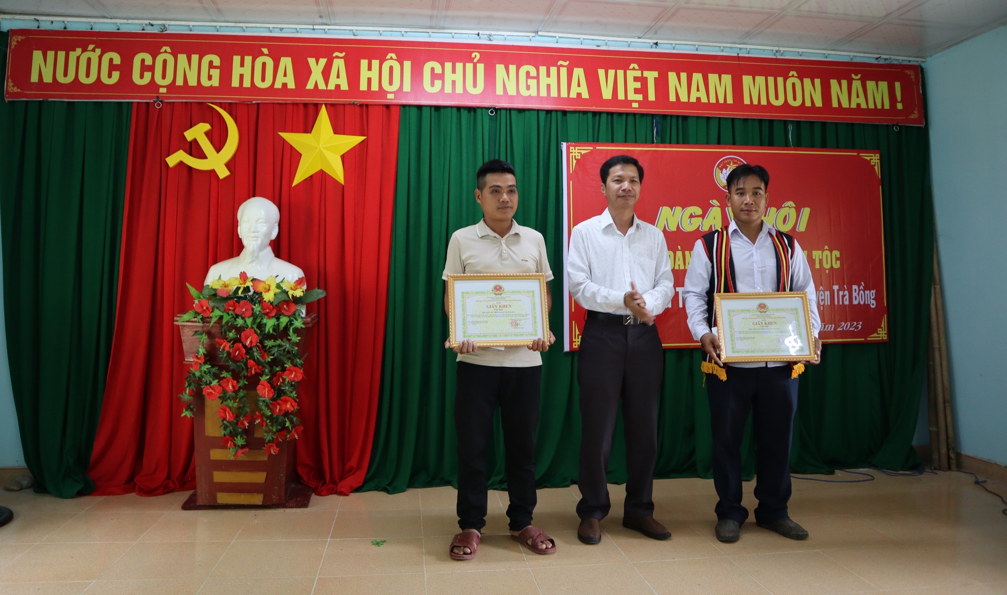 Chủ tịch UBND huyện Hoàng Anh Ngọc dự Ngày hội Đại đoàn kết toàn dân tộc ở thôn Tây, xã Trà Tây