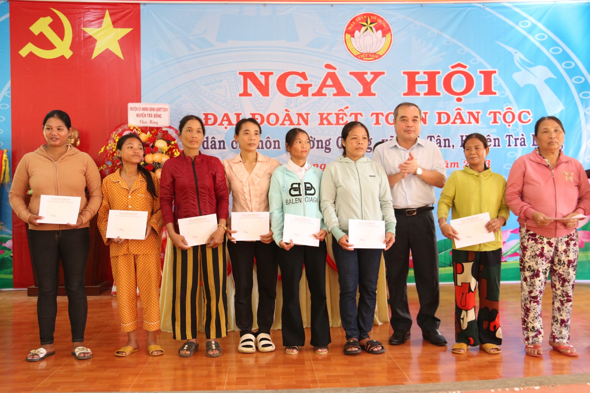 Phó Chủ tịch Thường trực UBND tỉnh Trần Hoàng Tuấn dự Ngày hội Đại đoàn kết tại huyện Trà Bồng