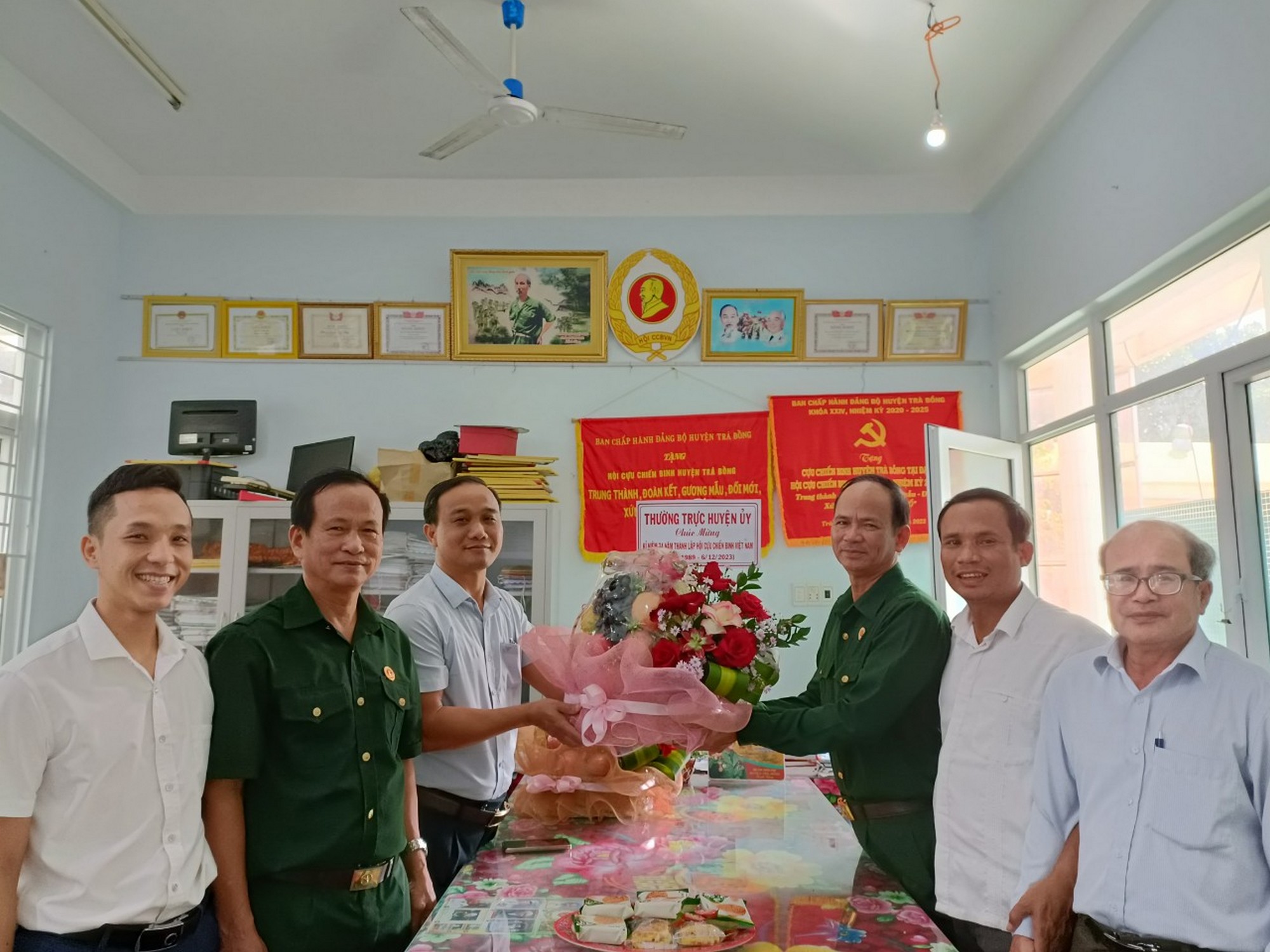 Thường trực Huyện ủy thăm, chúc mừng Hội Cựu Chiến binh huyện nhân kỷ niệm 34 năm Ngày thành lập Hội Cựu Chiến binh Việt Nam