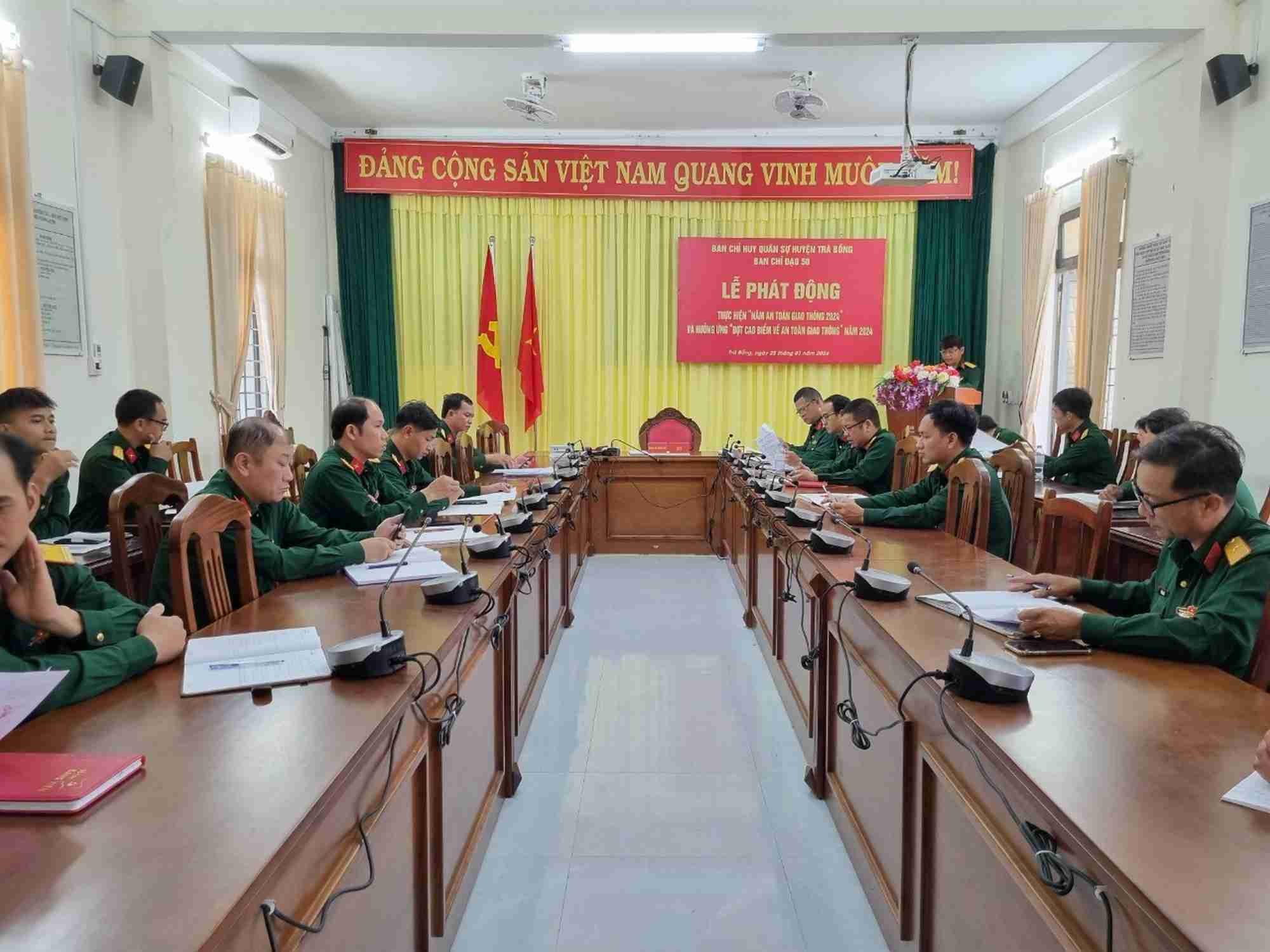 Ban Chỉ huy quân sự huyện Trà Bồng phát động “Năm an toàn giao thông 2024” và hưởng ứng “Đợt cao điểm về an toàn giao thông” năm 2024