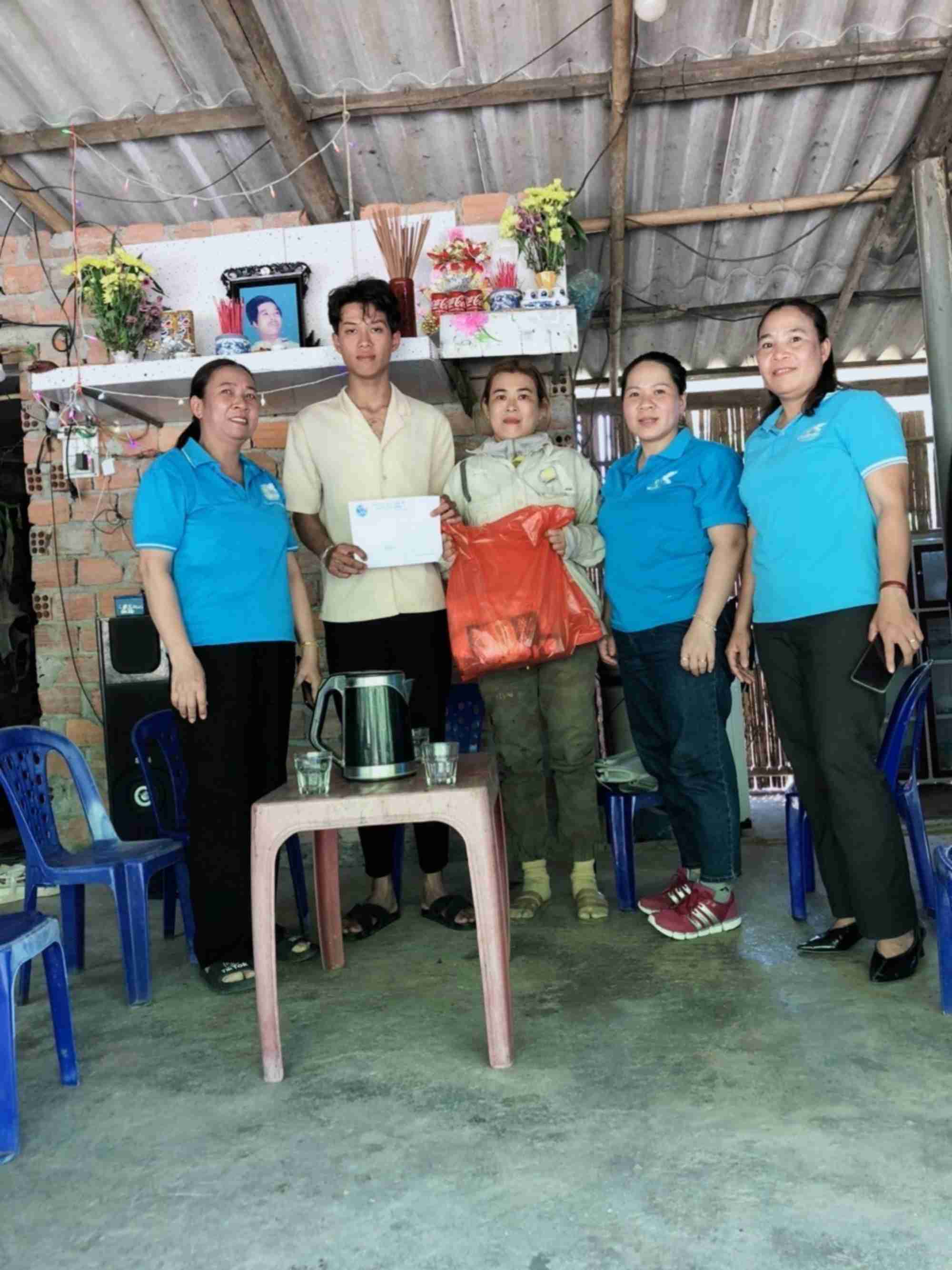 Các cơ sở Hội phụ nữ huyện Trà Bồng thăm và tặng quà cho thanh niên lên đường làm nghĩa vụ quân sự năm 2024.