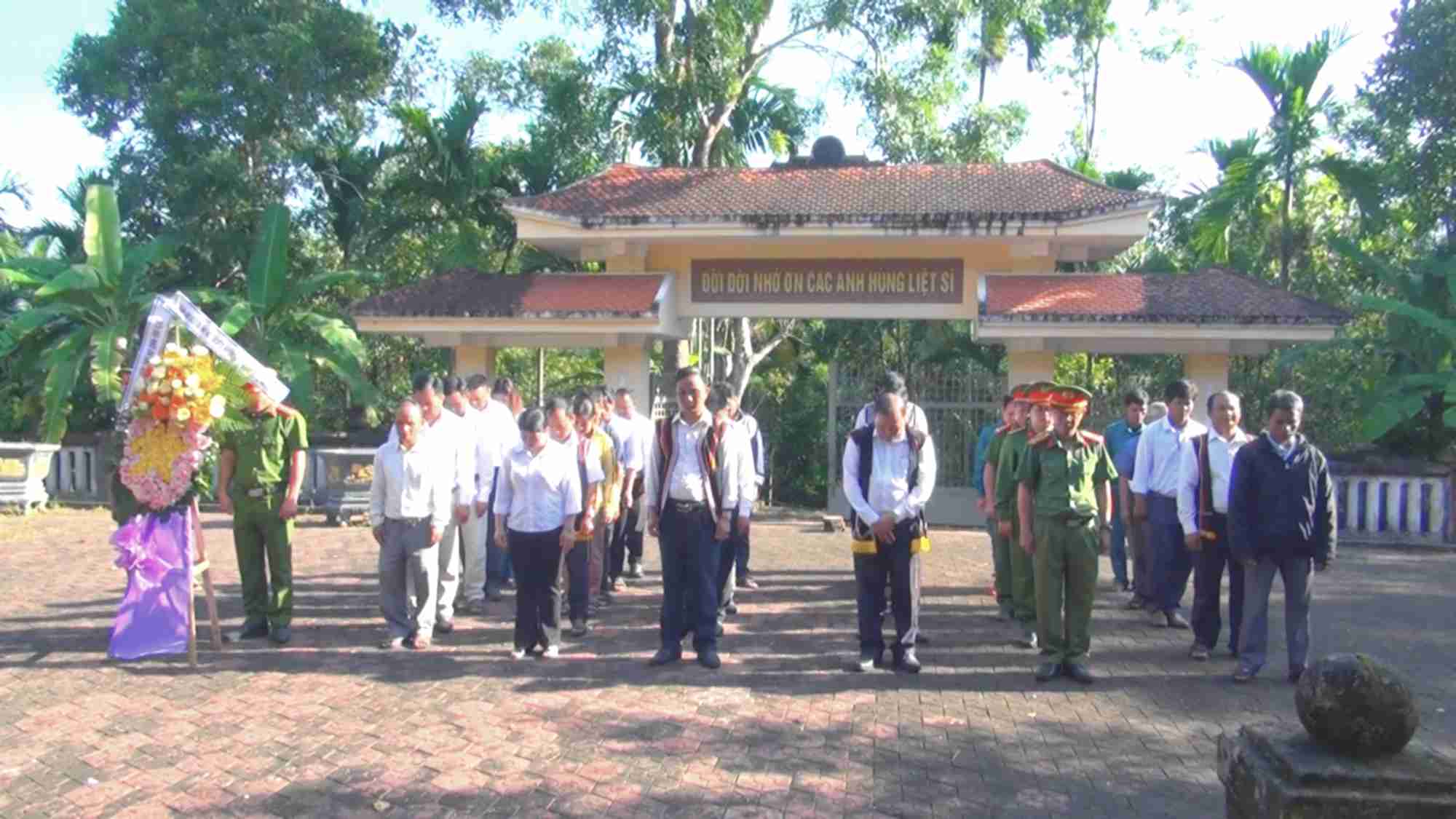 Đại biểu dự Đại hội Dân tộc thiểu số huyện Trà Bồng viếng hương Đền tưởng niệm ghi danh các Anh hùng Liệt sĩ