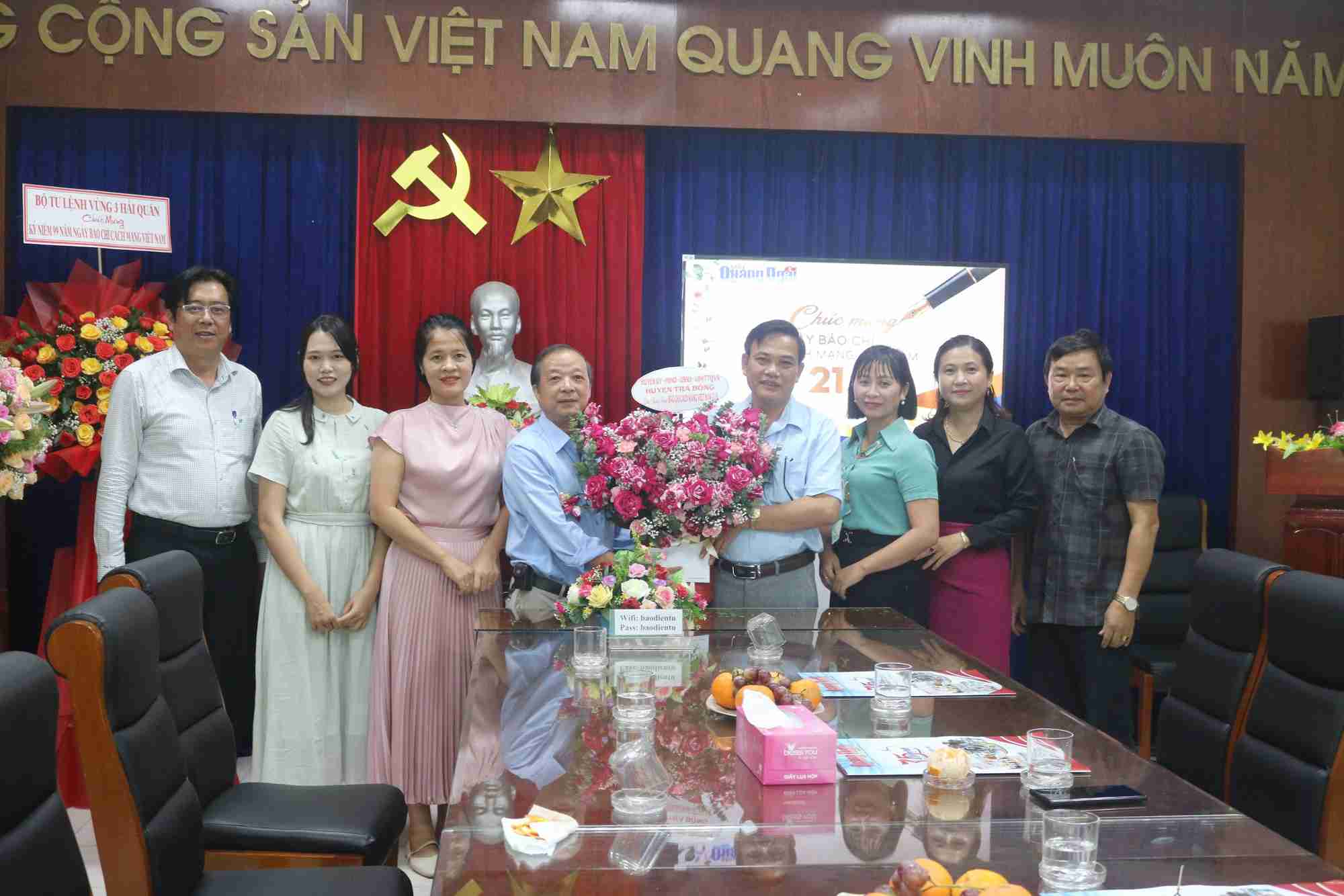 Lãnh đạo huyện thăm, chúc mừng nhân chào mừng kỷ niệm 99 năm Ngày Báo chí cách mạng Việt Nam