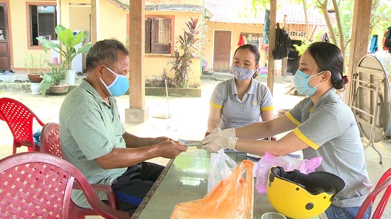 Bưu điện huyện Trà Bồng đến tận nhà chi trả lương hưu, trợ cấp BHXH cho người thụ hưởng